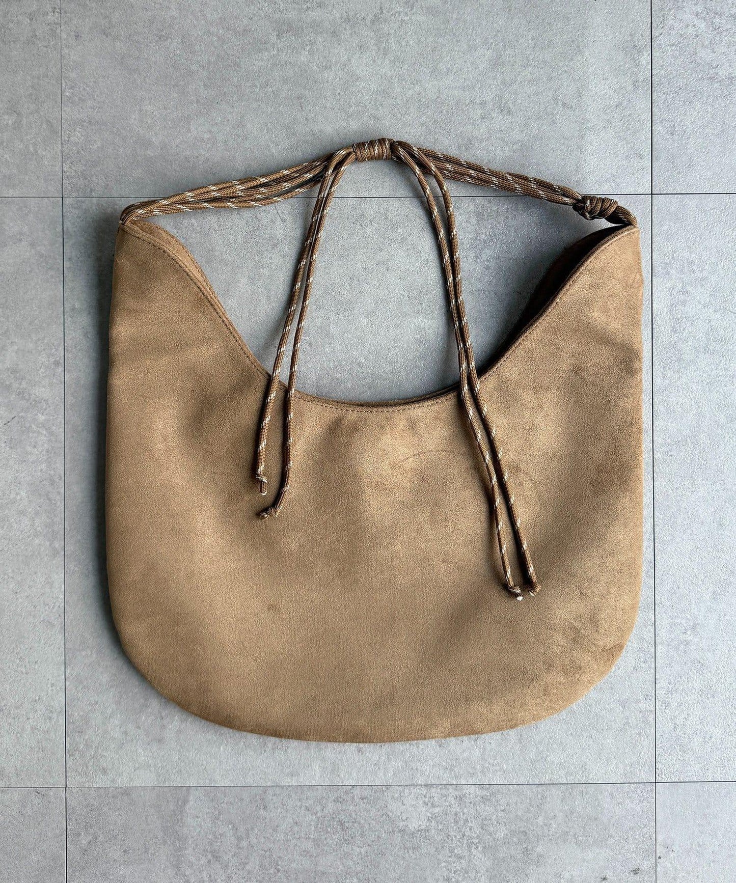 仿麂皮抽繩斜挎包