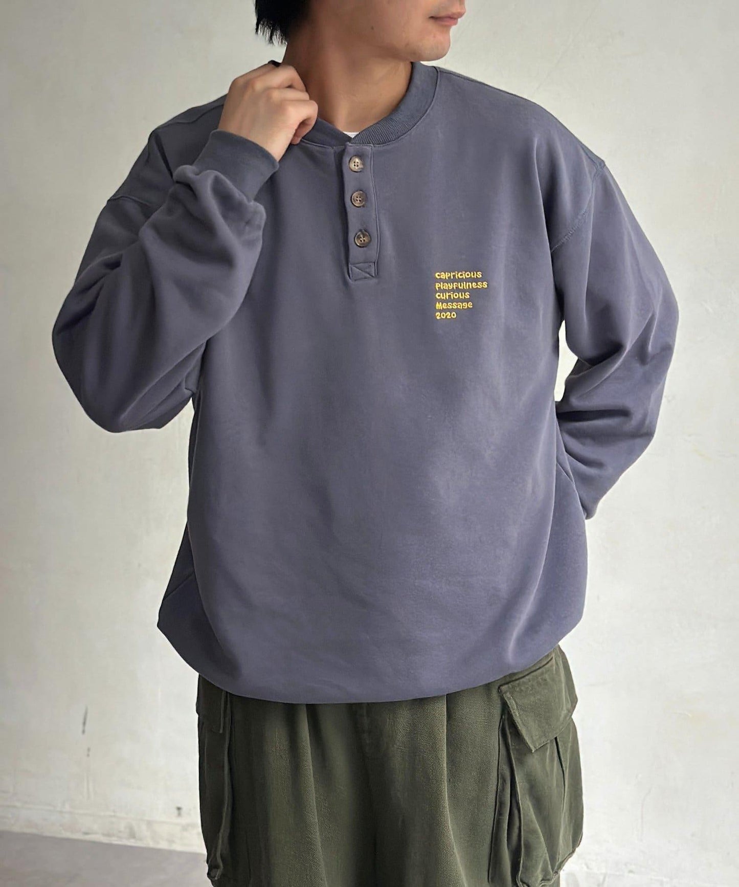 復古風格胸部刺繡亨利領衛衣