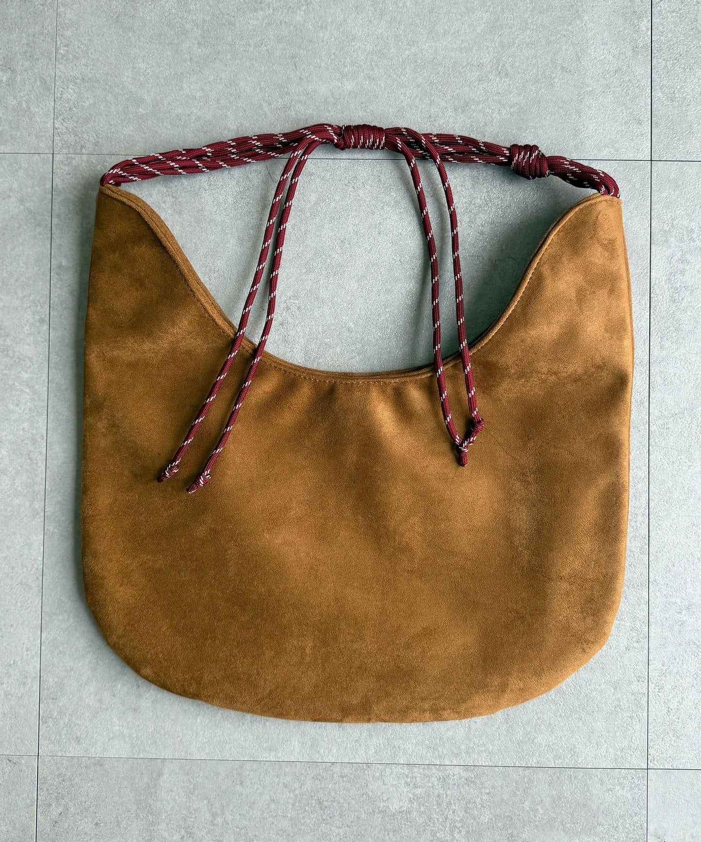 仿麂皮抽繩斜挎包