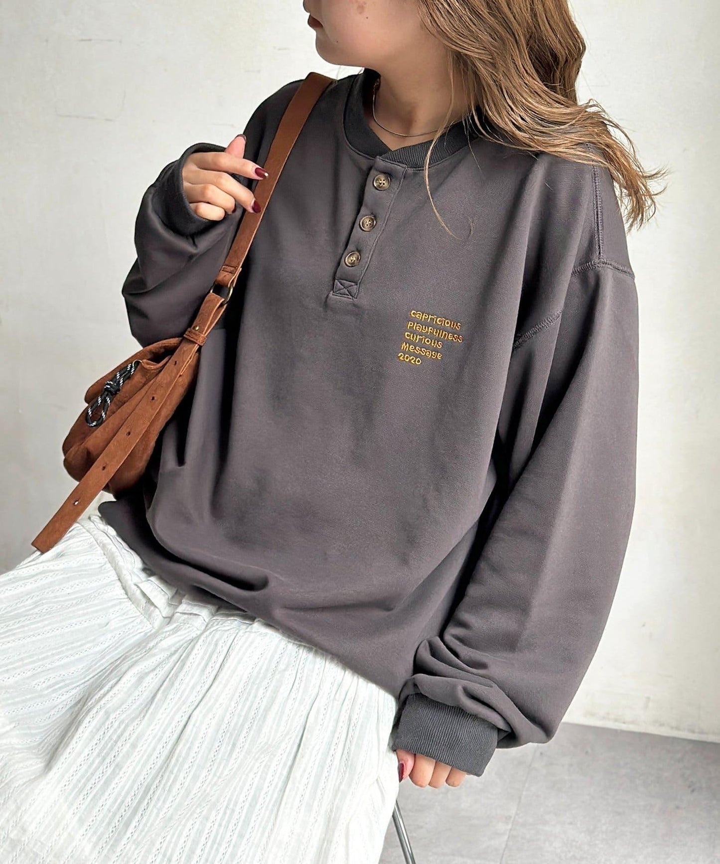 復古風格胸部刺繡亨利領衛衣