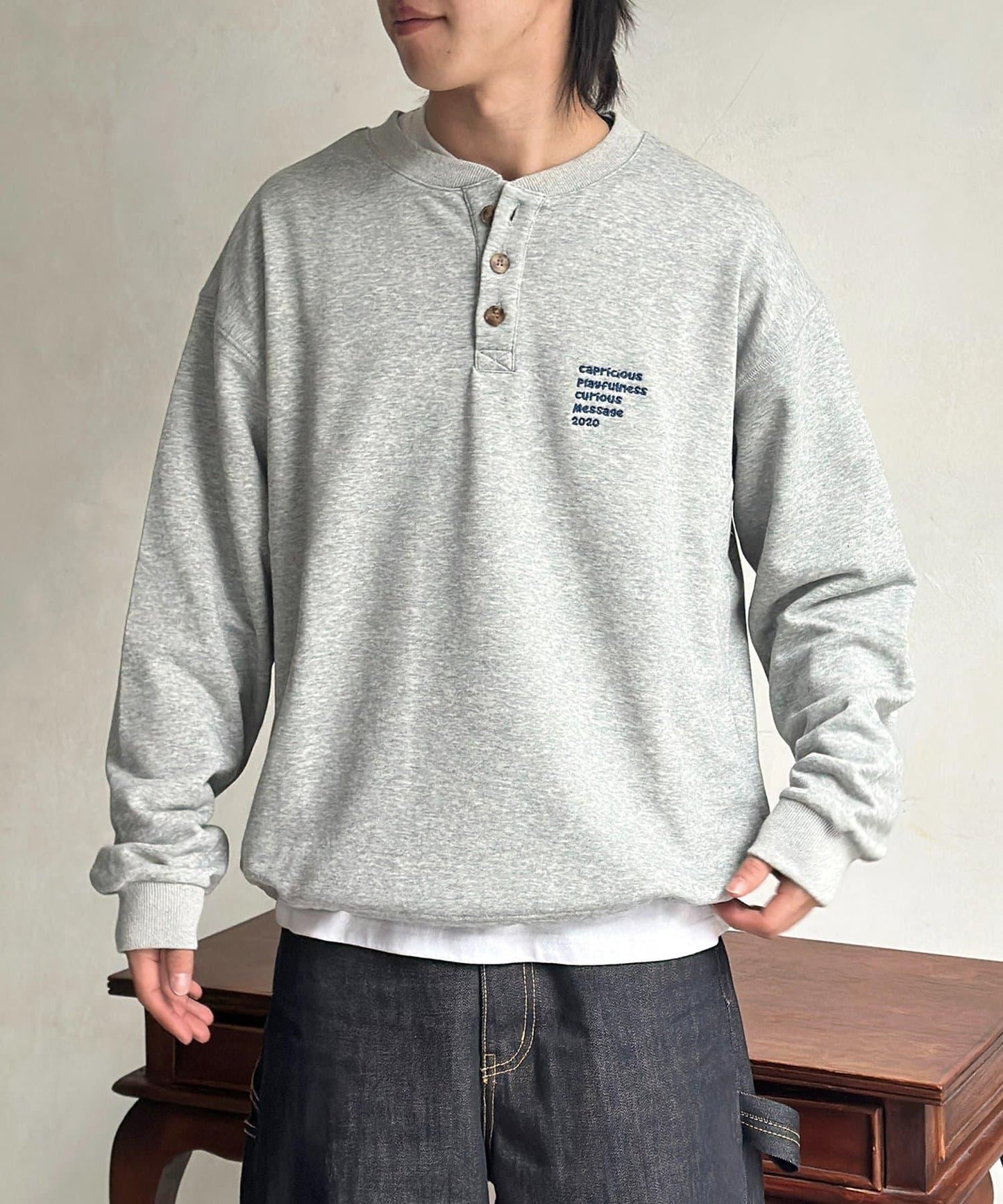 復古風格胸部刺繡亨利領衛衣