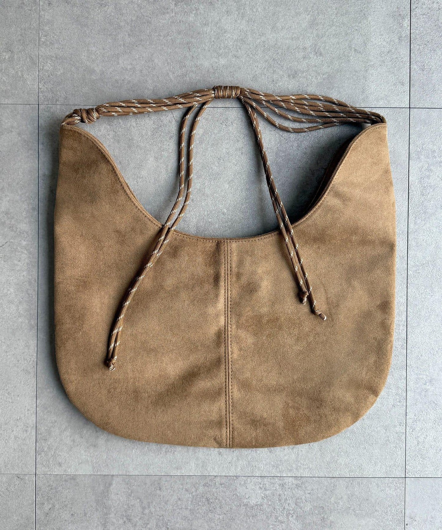 仿麂皮抽繩斜挎包