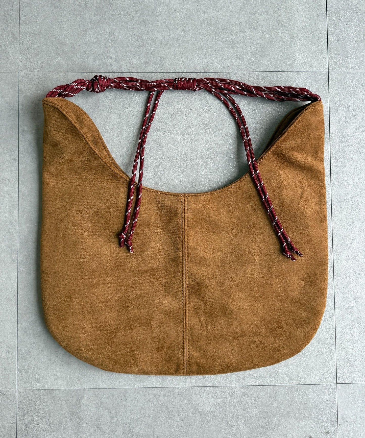 仿麂皮抽繩斜挎包