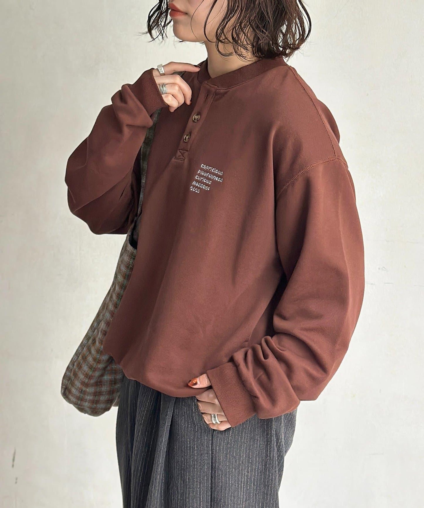 復古風格胸部刺繡亨利領衛衣