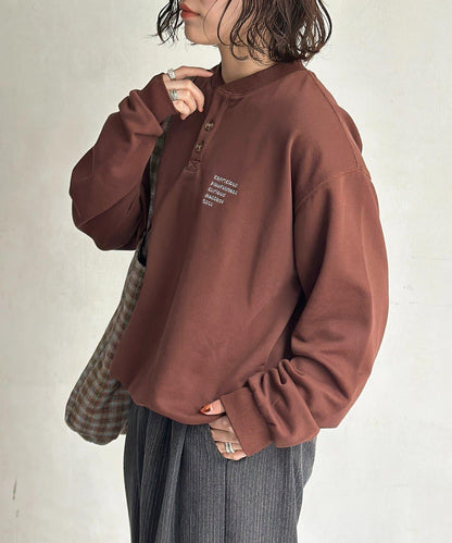 復古風格胸部刺繡亨利領衛衣