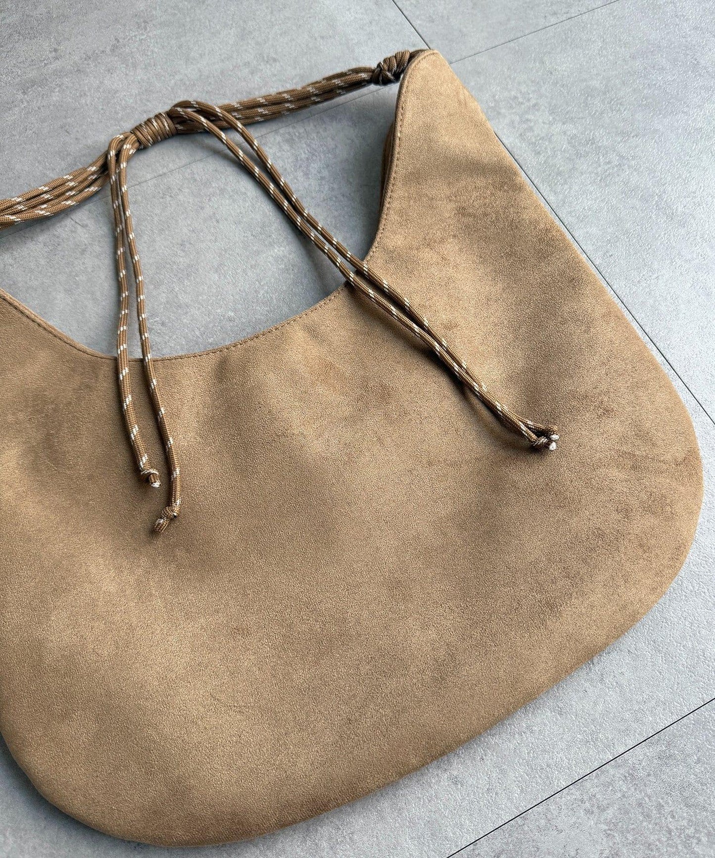 仿麂皮抽繩斜挎包