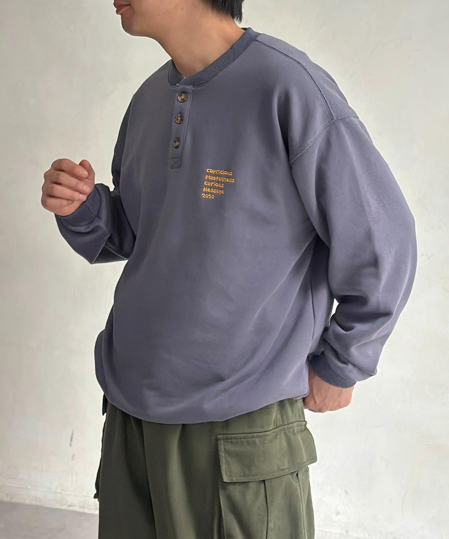 復古風格胸部刺繡亨利領衛衣