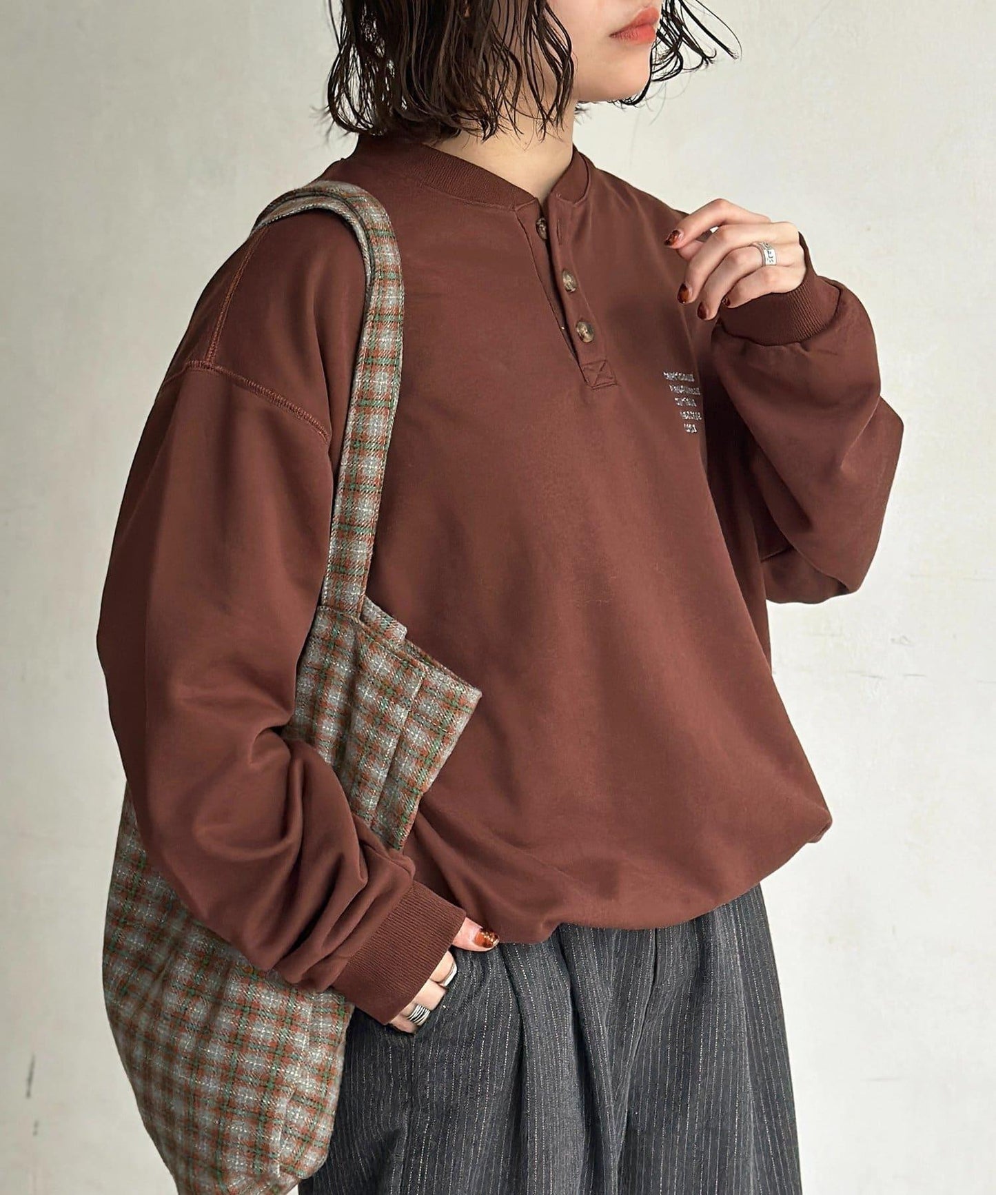 復古風格胸部刺繡亨利領衛衣