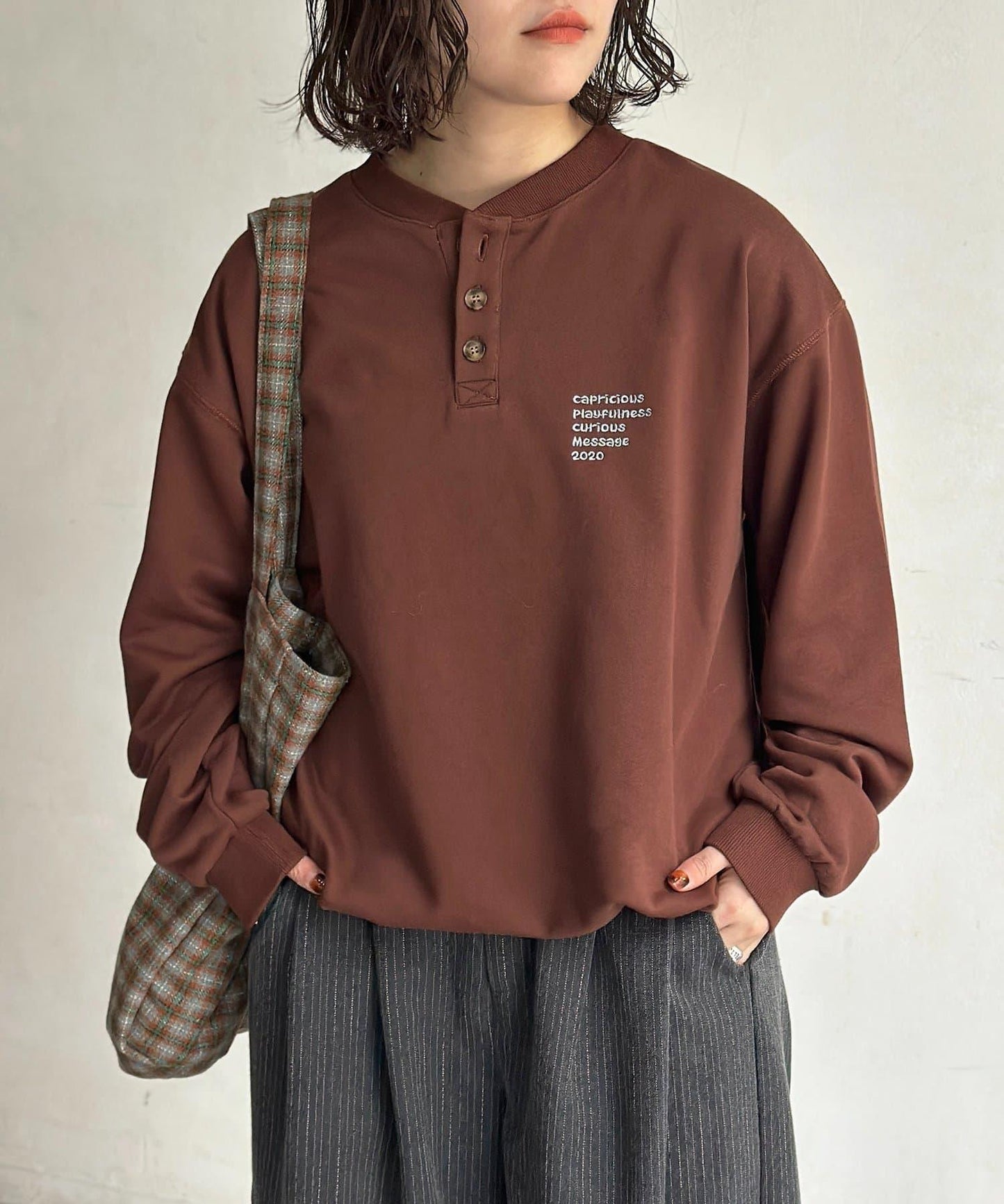 復古風格胸部刺繡亨利領衛衣