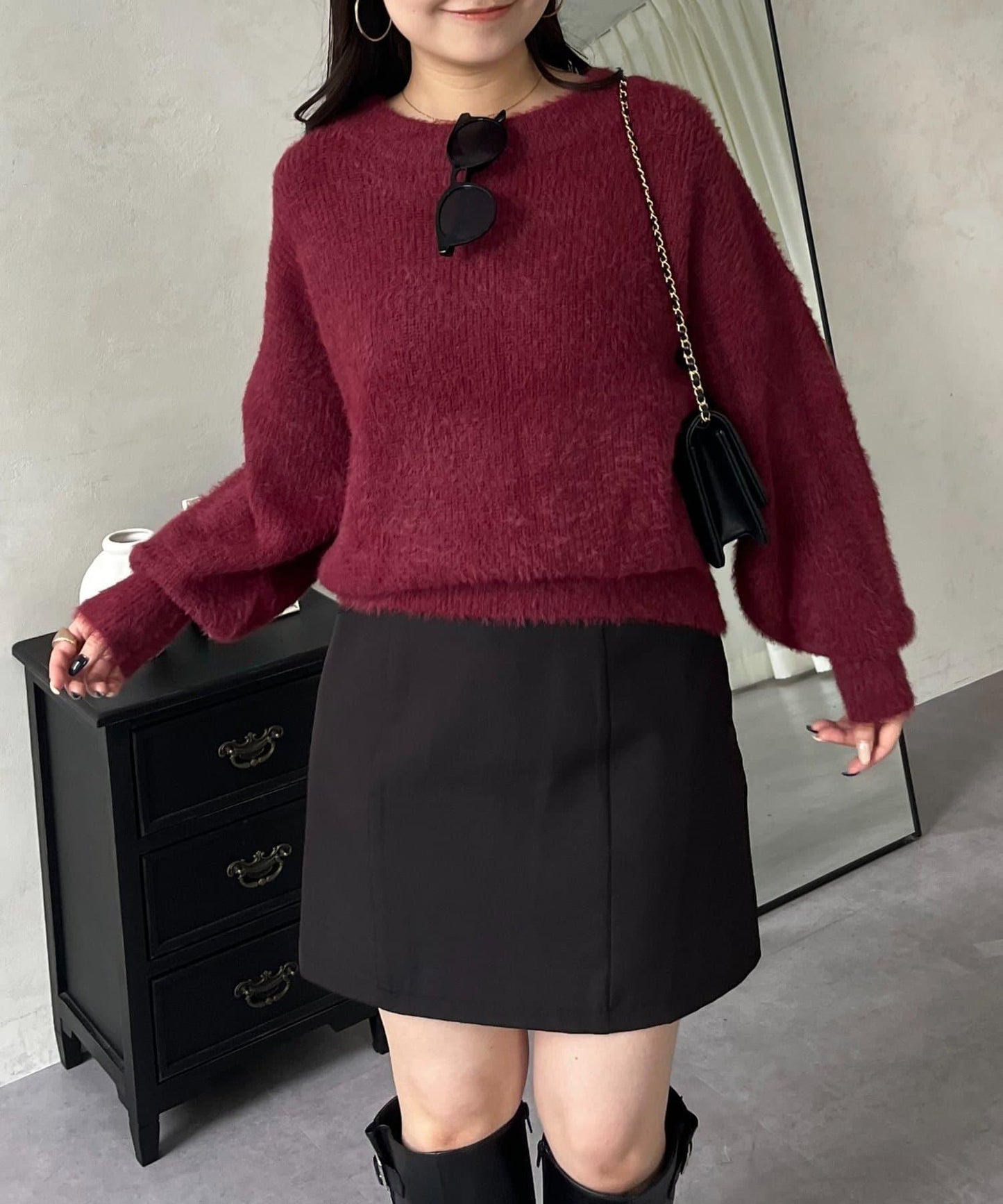 背部金屬裝飾船領長毛針織衫