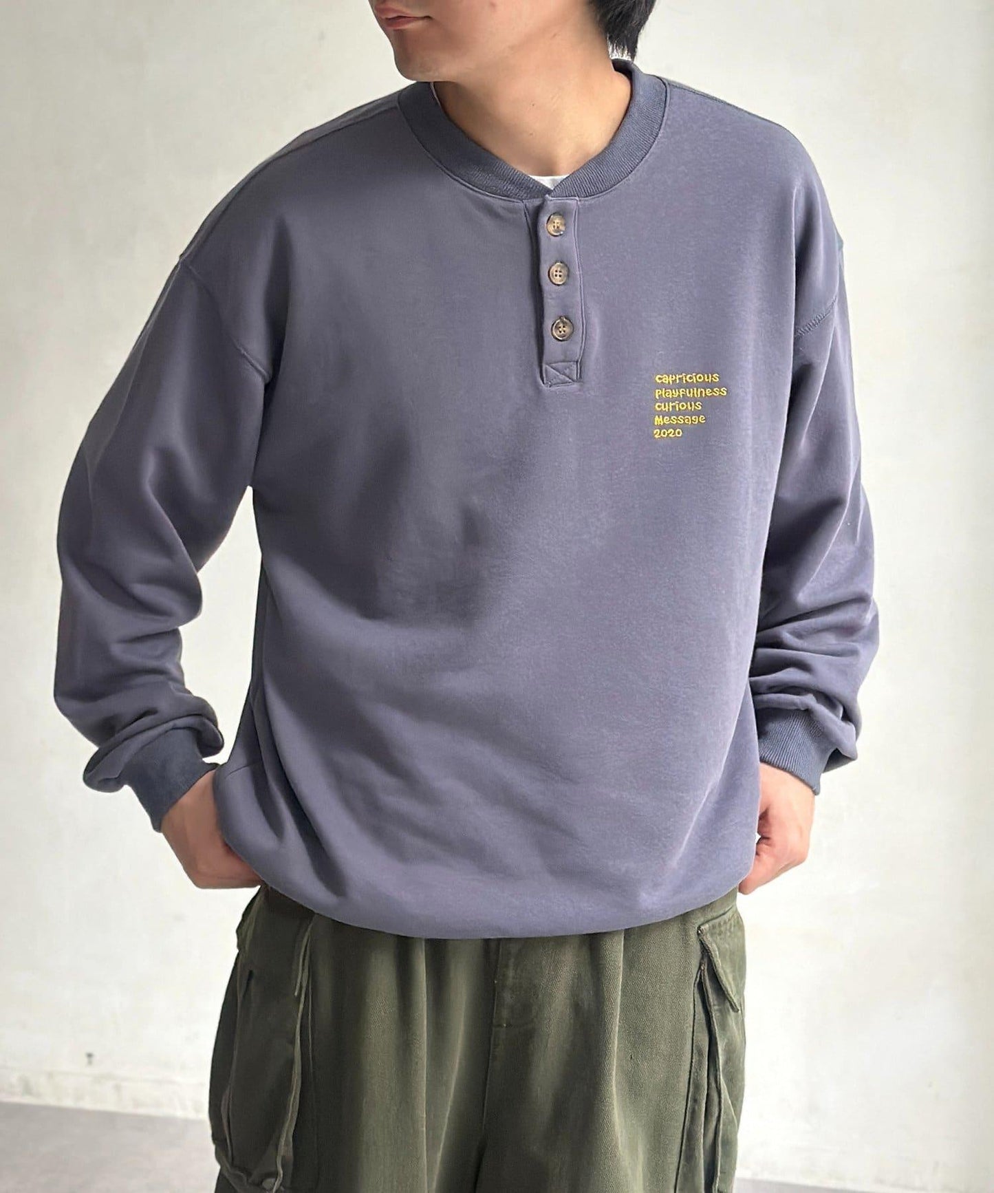 復古風格胸部刺繡亨利領衛衣