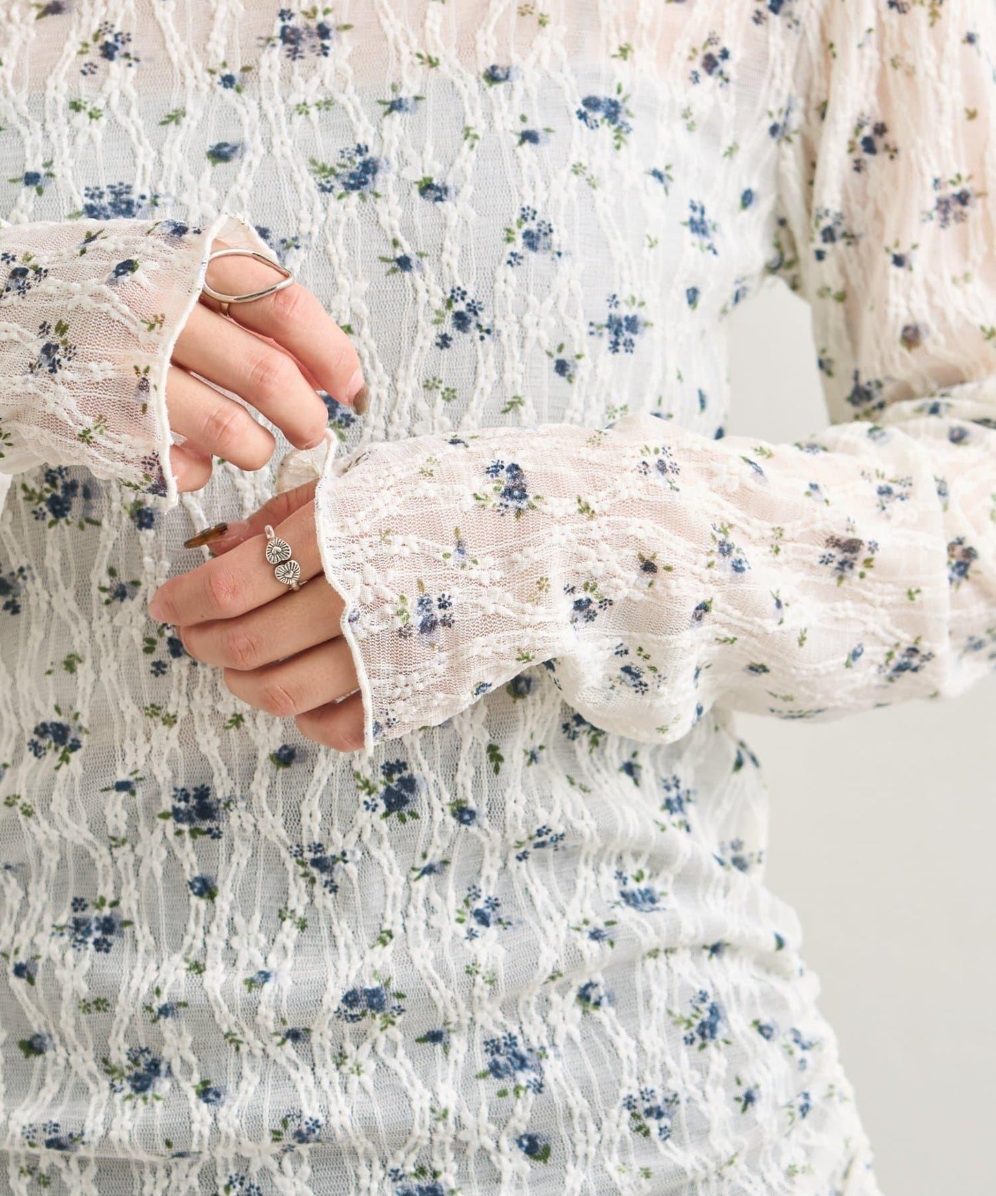 蕾絲花卉圖案透視長袖T恤