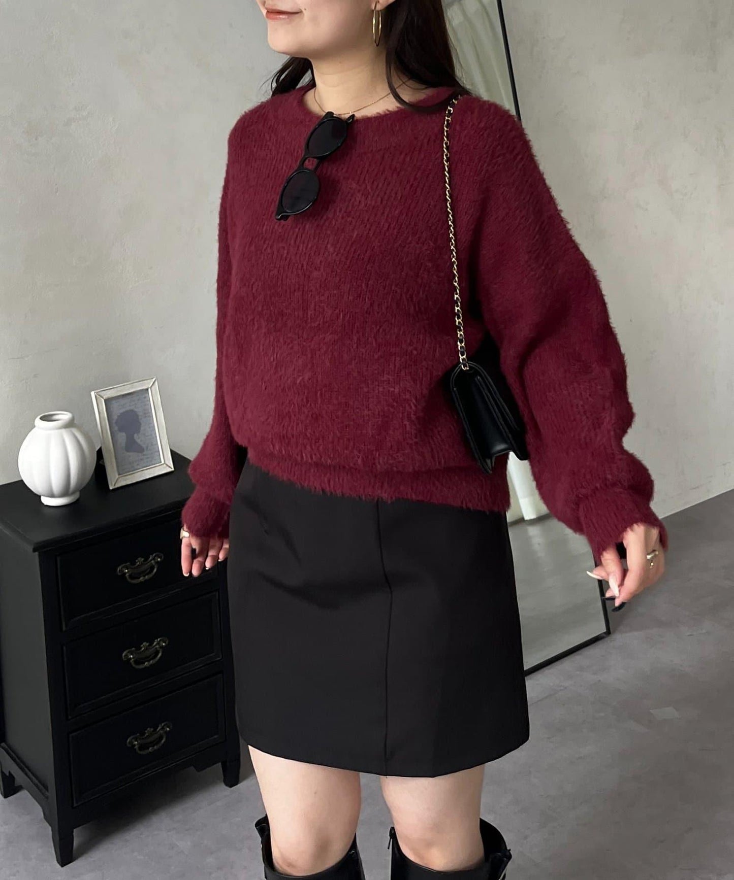背部金屬裝飾船領長毛針織衫