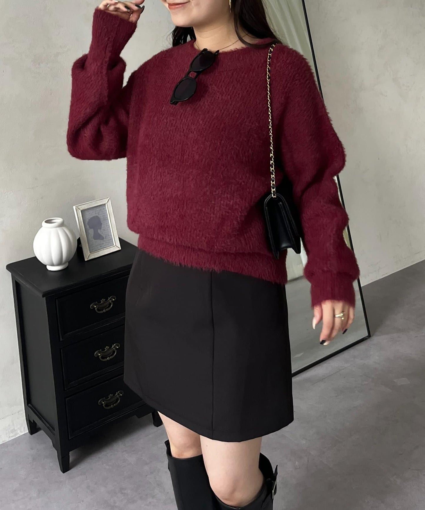 背部金屬裝飾船領長毛針織衫