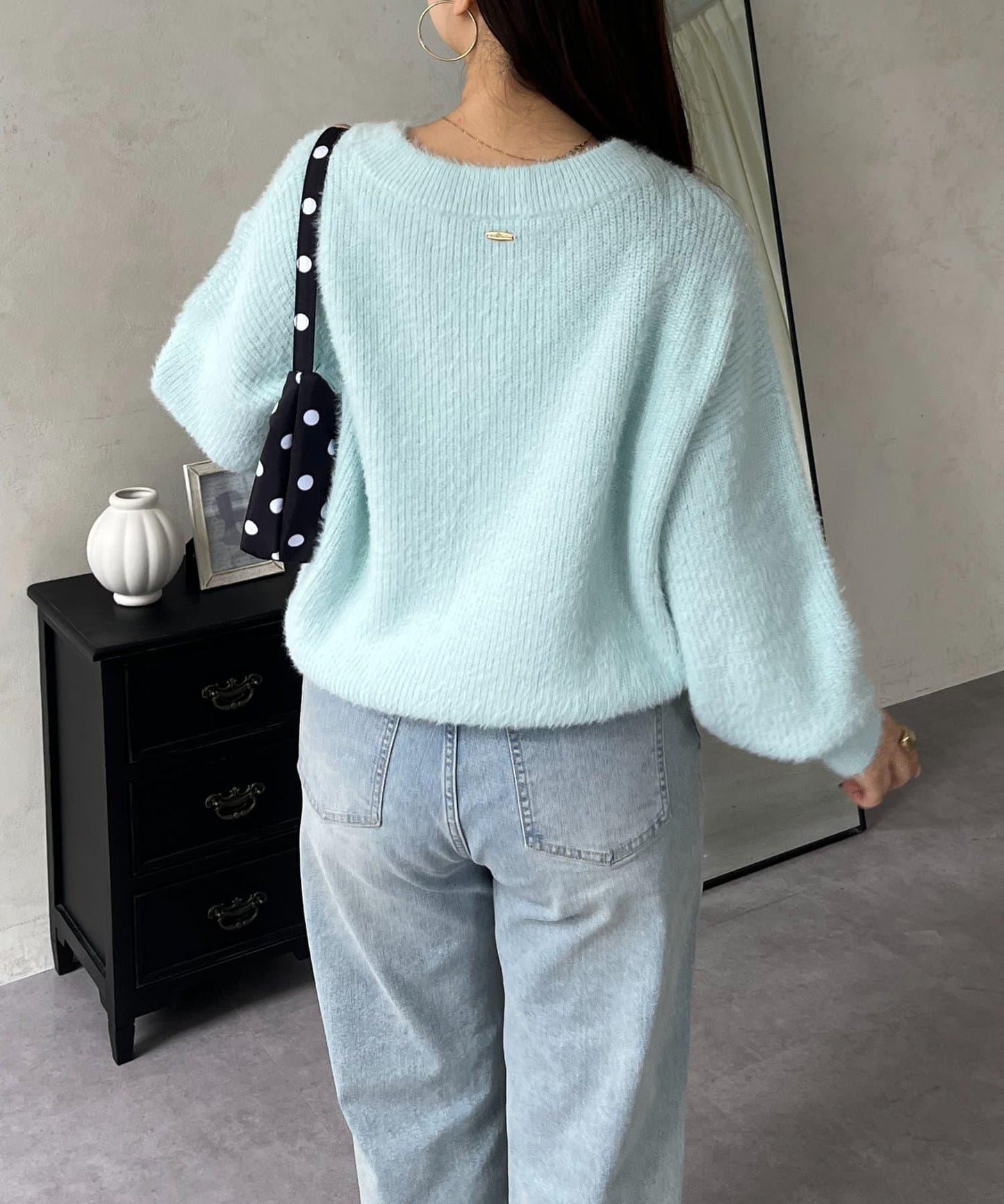 背部金屬裝飾船領長毛針織衫