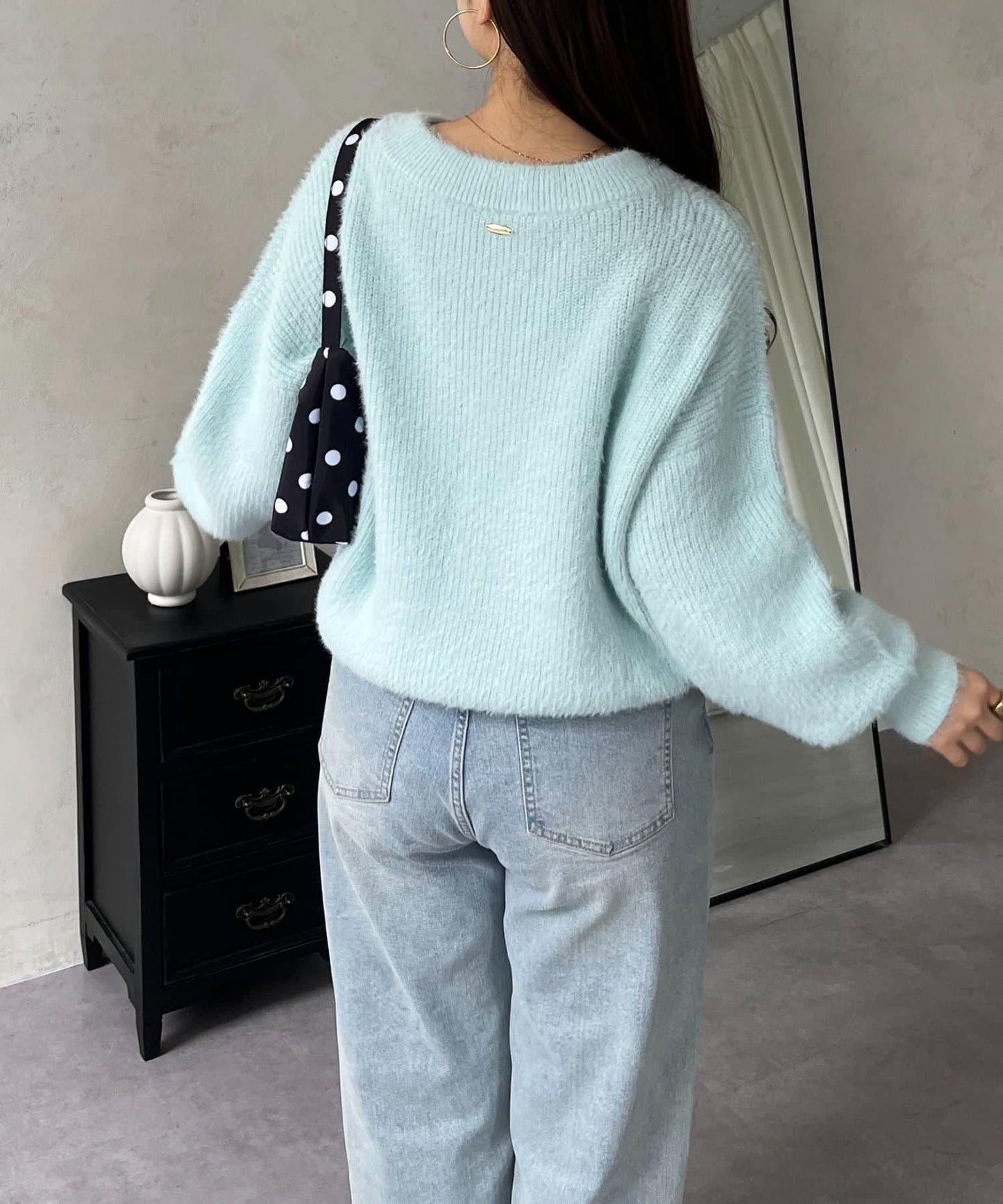 背部金屬裝飾船領長毛針織衫