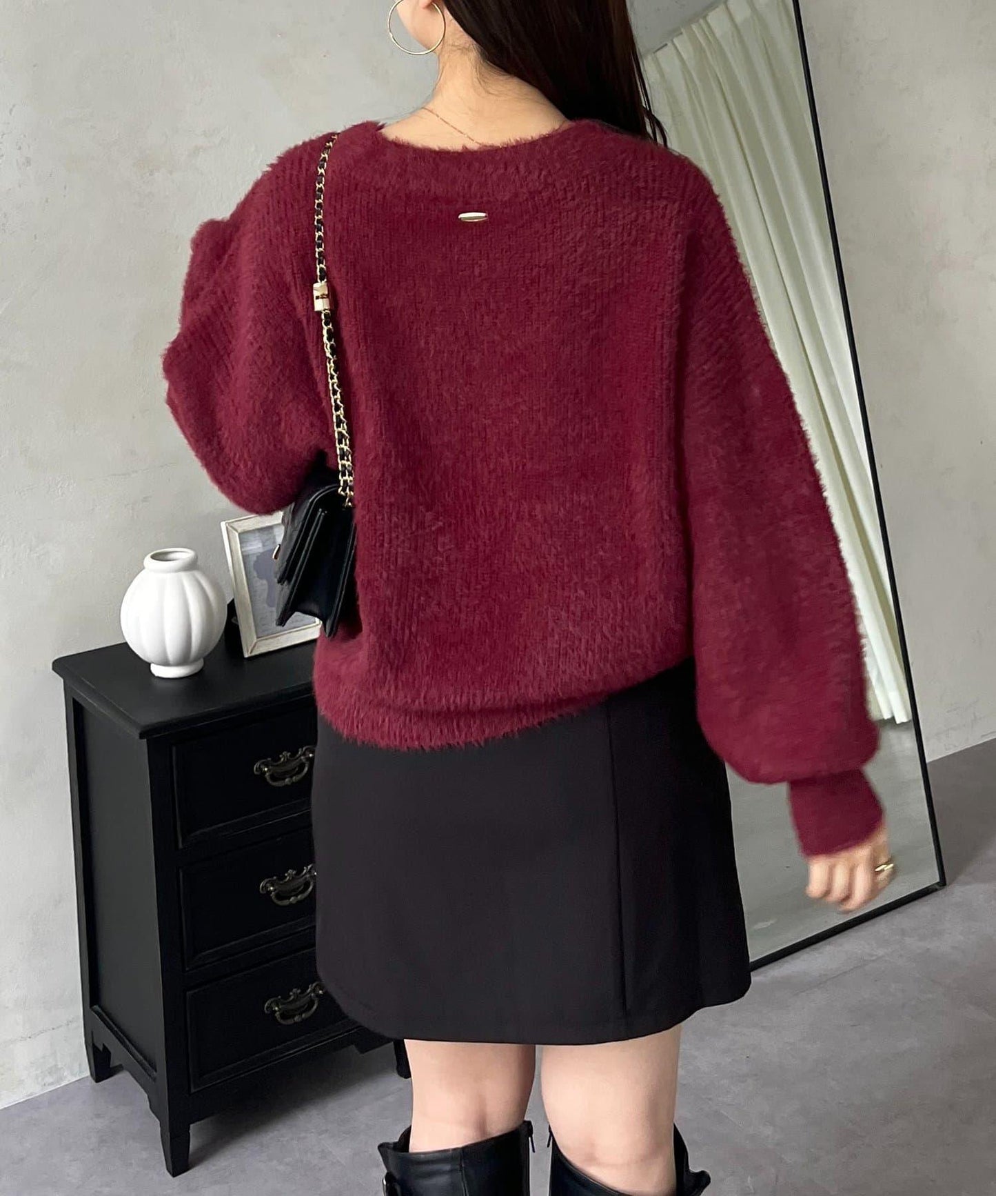 背部金屬裝飾船領長毛針織衫