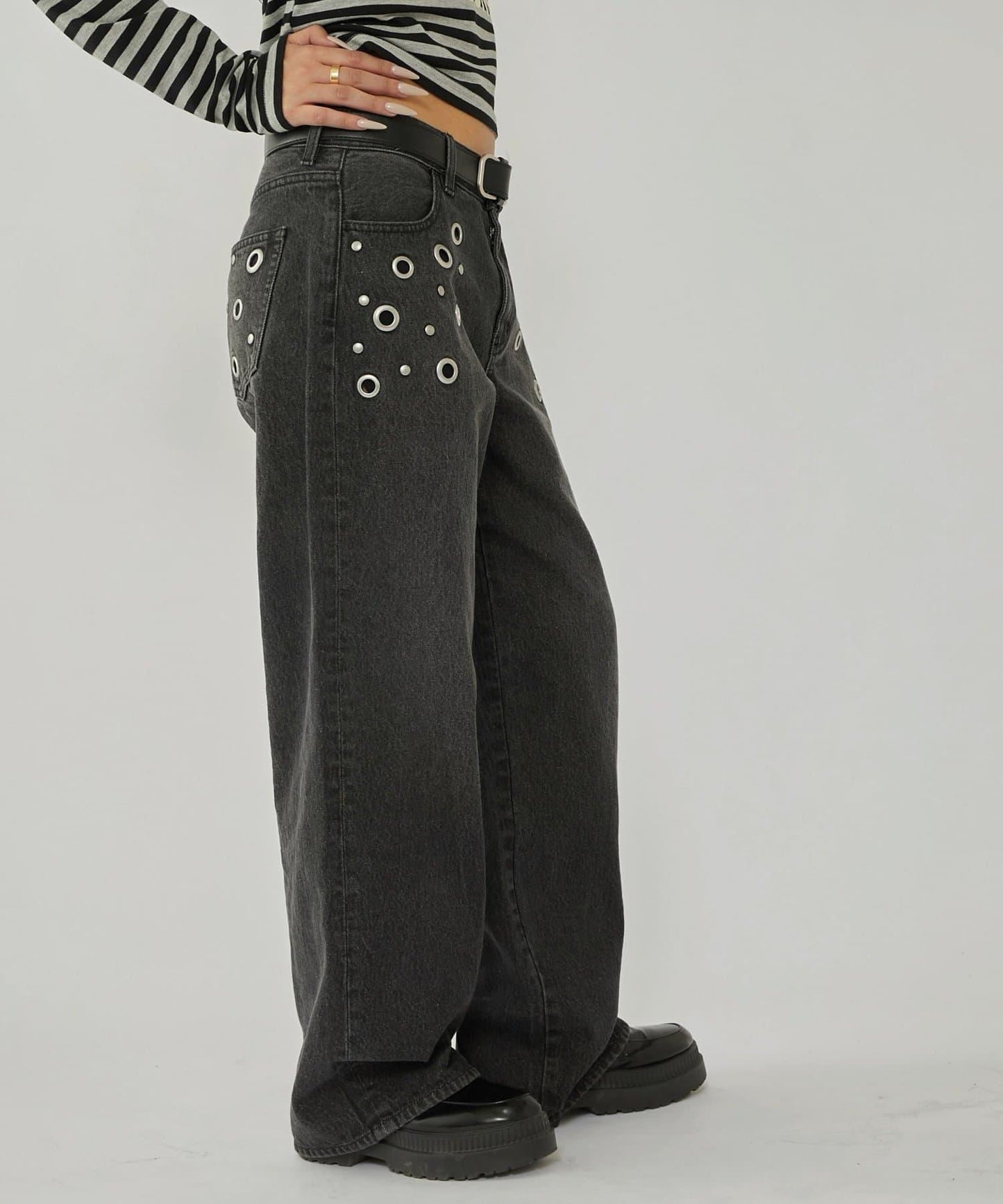 金屬孔眼高腰牛仔褲