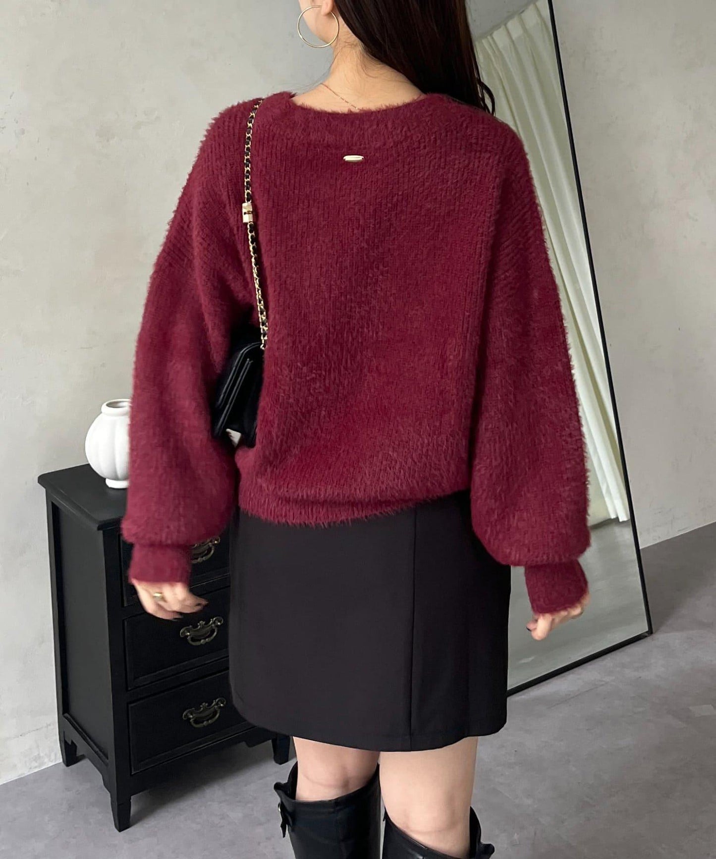 背部金屬裝飾船領長毛針織衫
