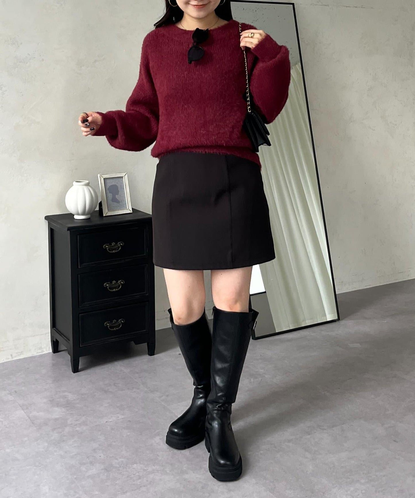 背部金屬裝飾船領長毛針織衫