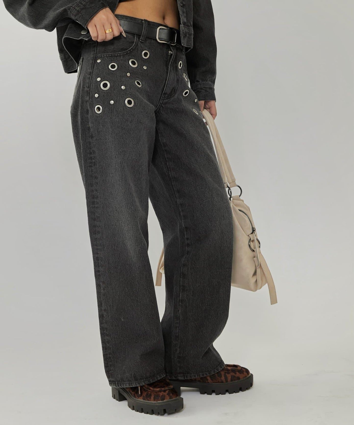 金屬孔眼高腰牛仔褲