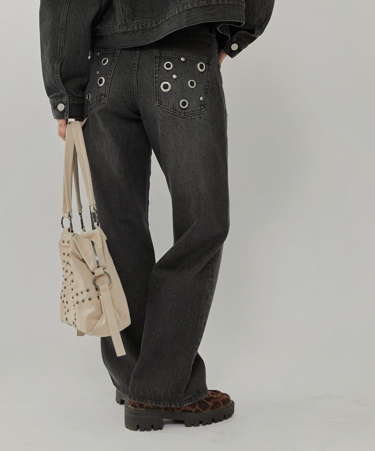 金屬孔眼高腰牛仔褲