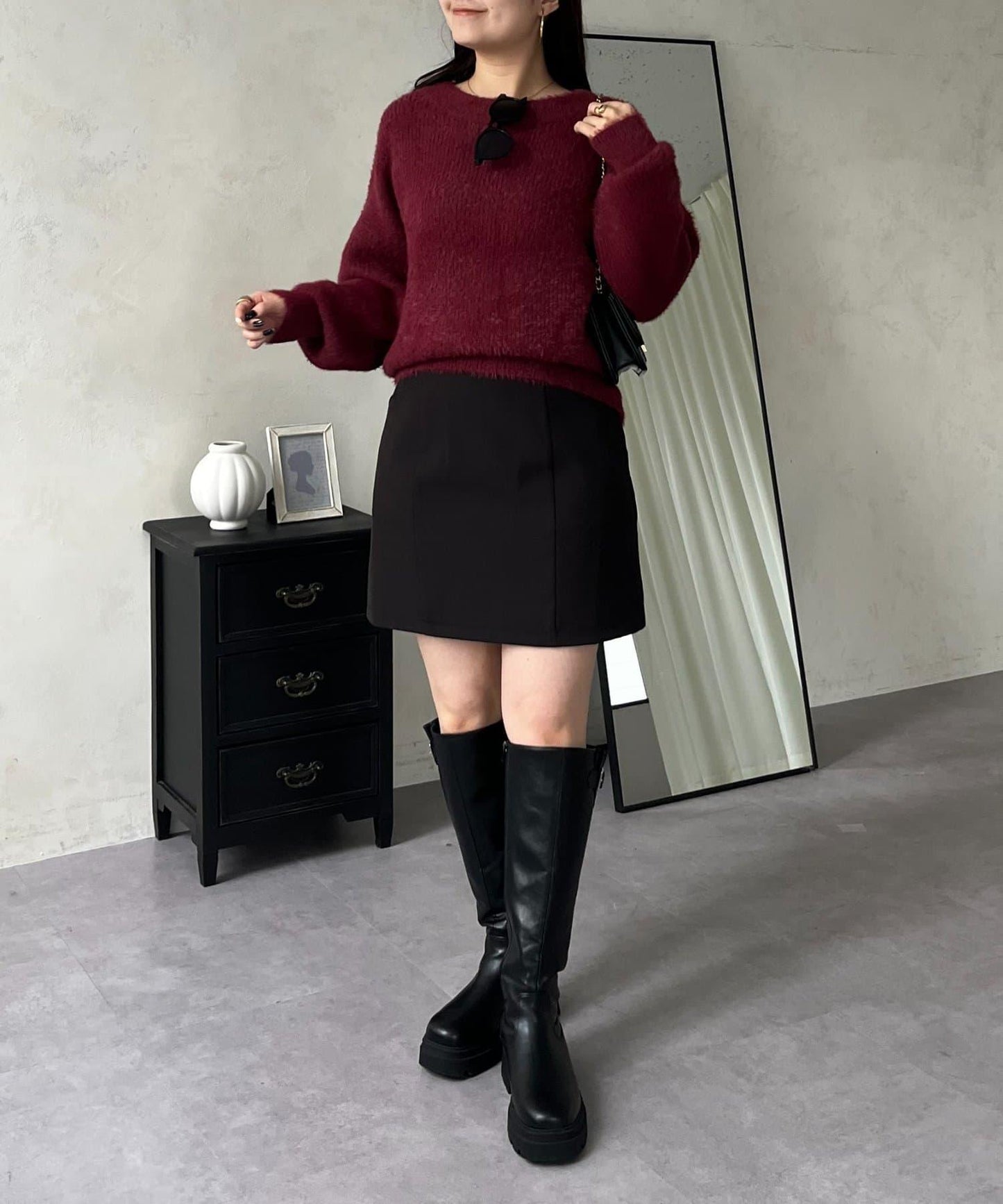 背部金屬裝飾船領長毛針織衫