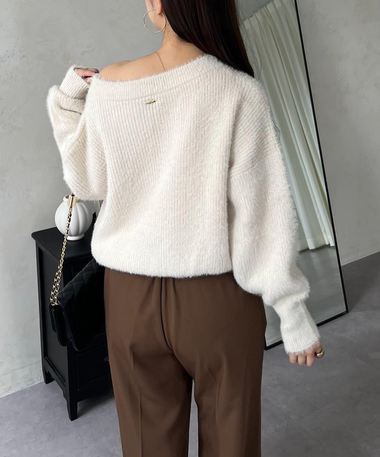 背部金屬裝飾船領長毛針織衫