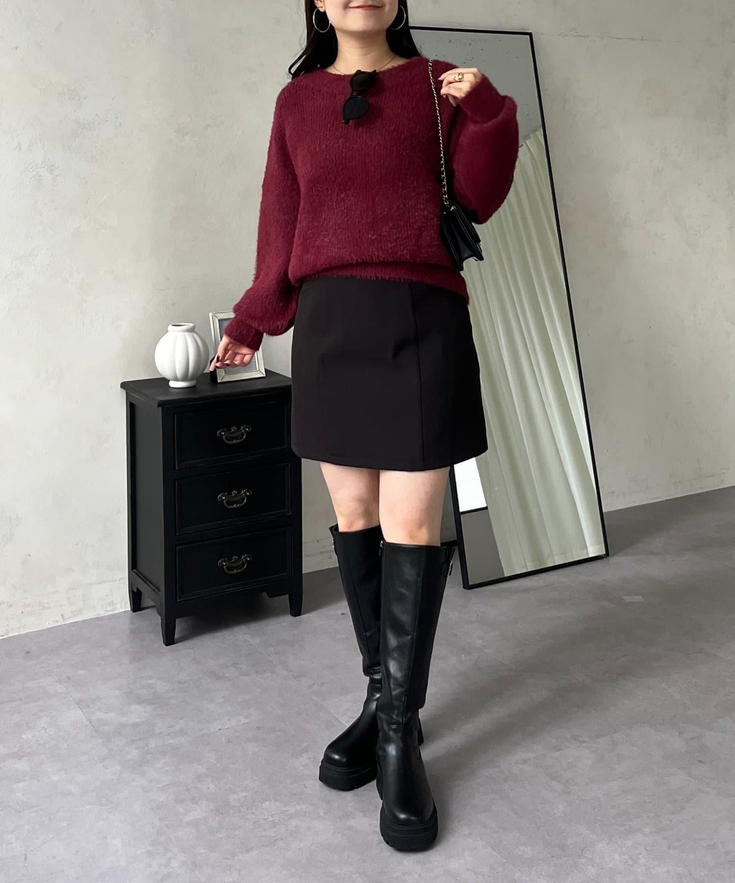 背部金屬裝飾船領長毛針織衫