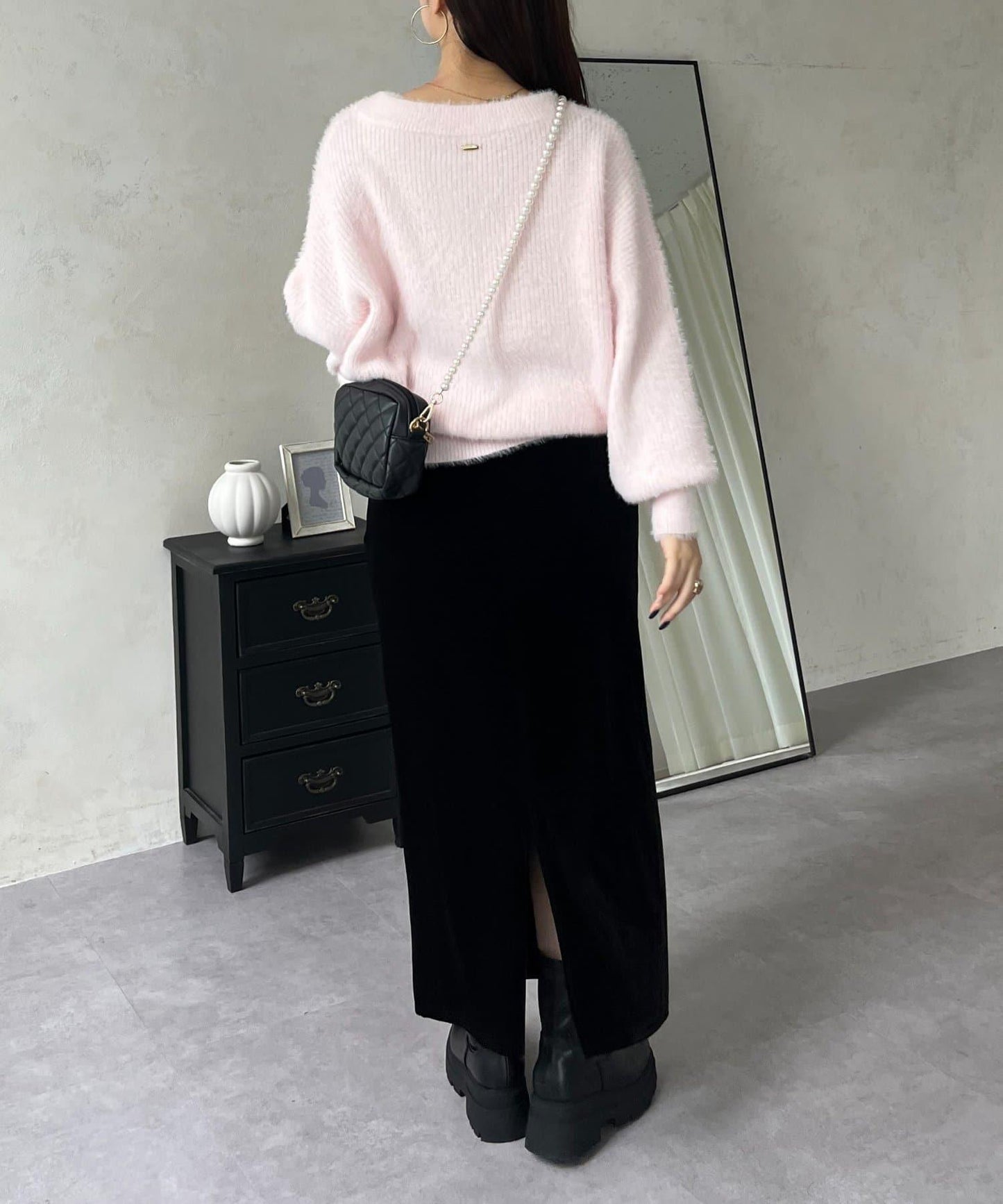 背部金屬裝飾船領長毛針織衫