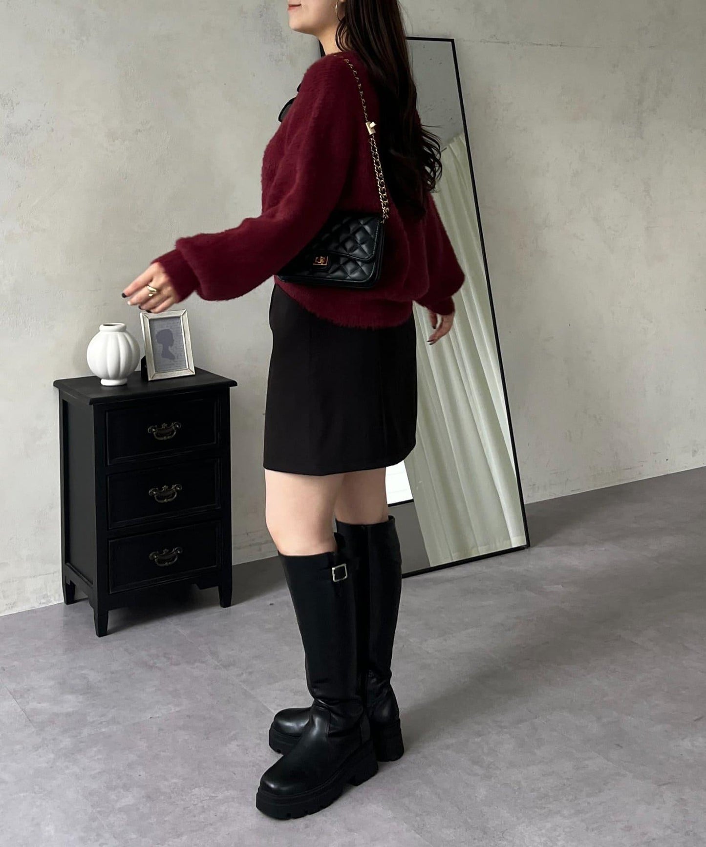 背部金屬裝飾船領長毛針織衫