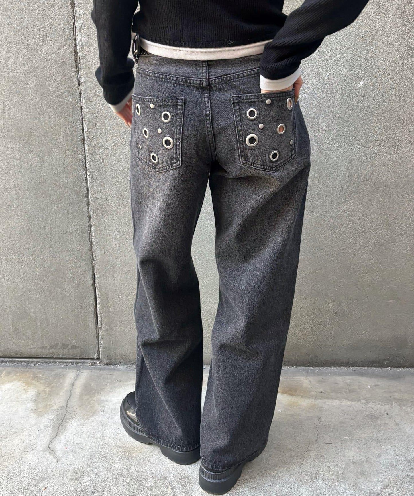 金屬孔眼高腰牛仔褲