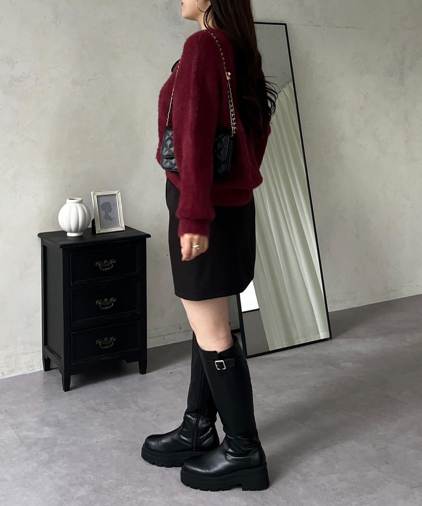 背部金屬裝飾船領長毛針織衫