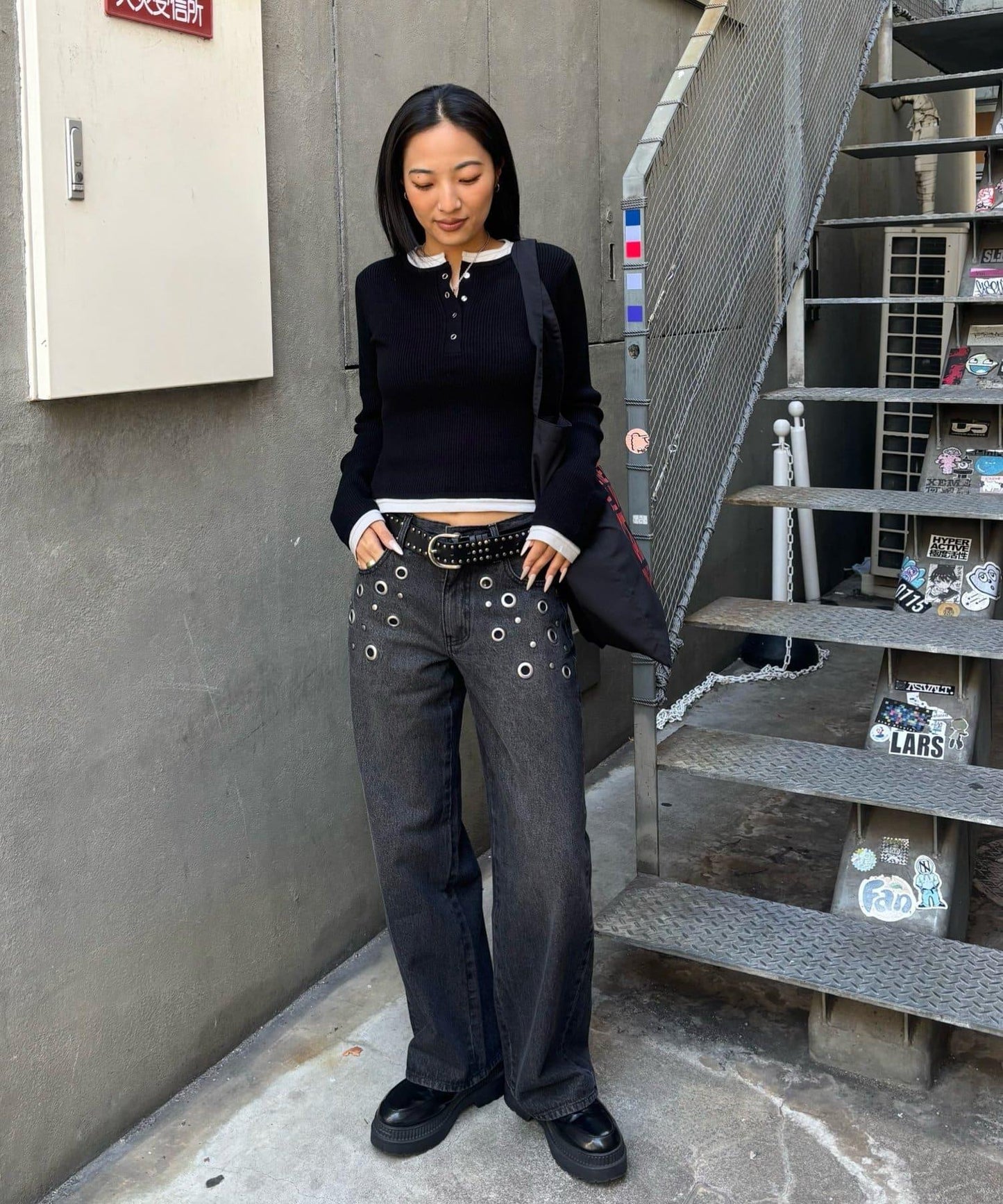 金屬孔眼高腰牛仔褲