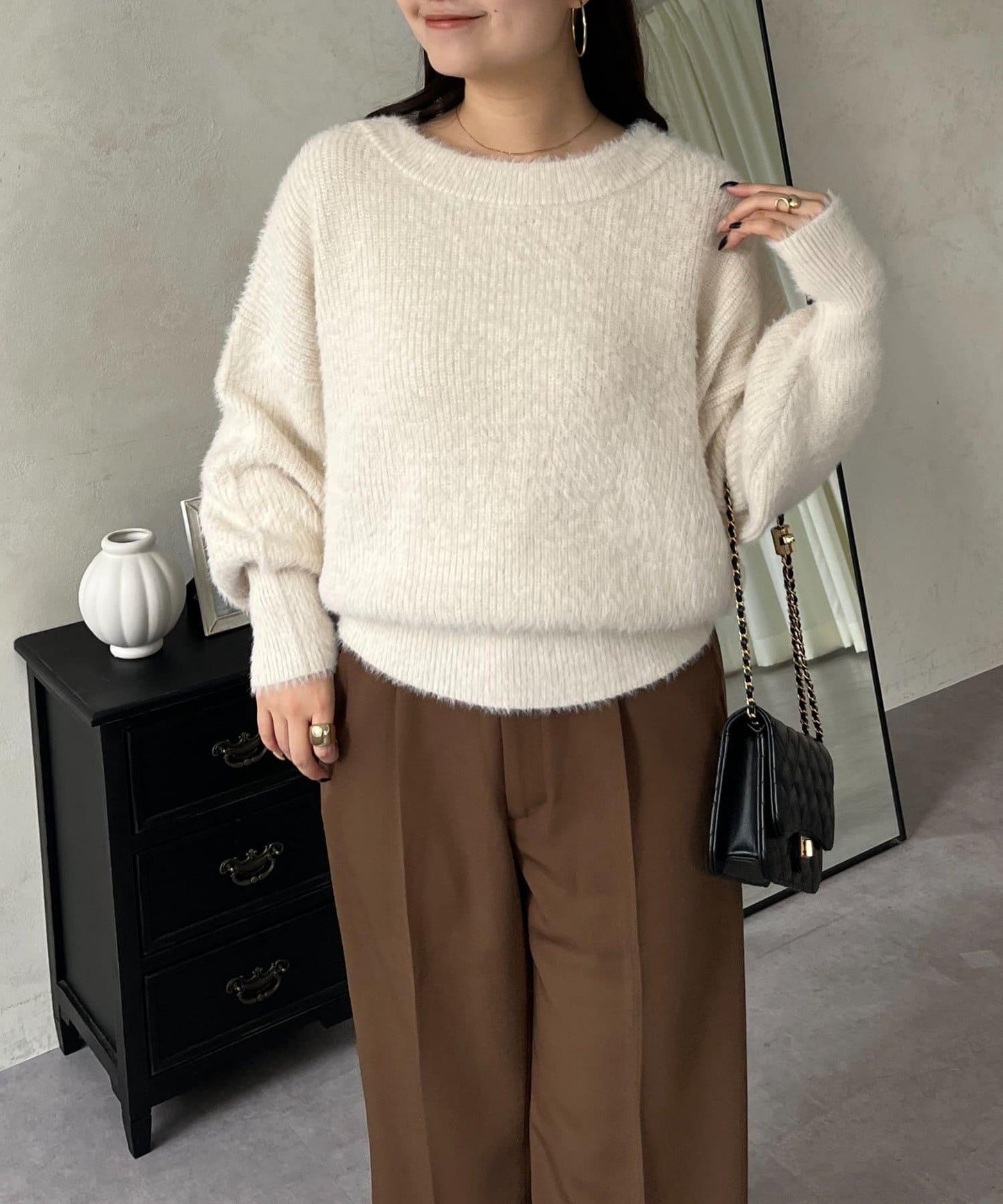 背部金屬裝飾船領長毛針織衫