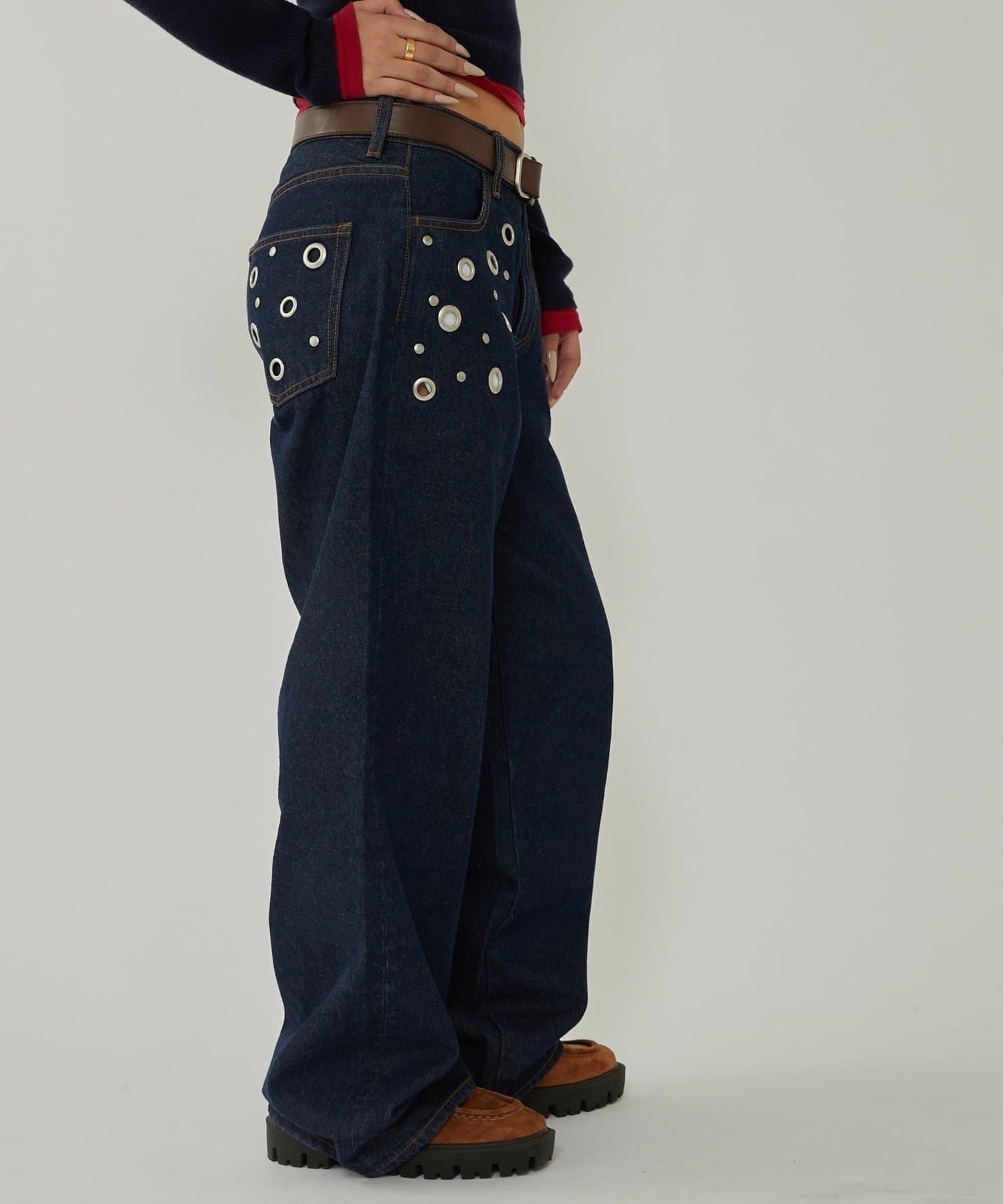 金屬孔眼高腰牛仔褲