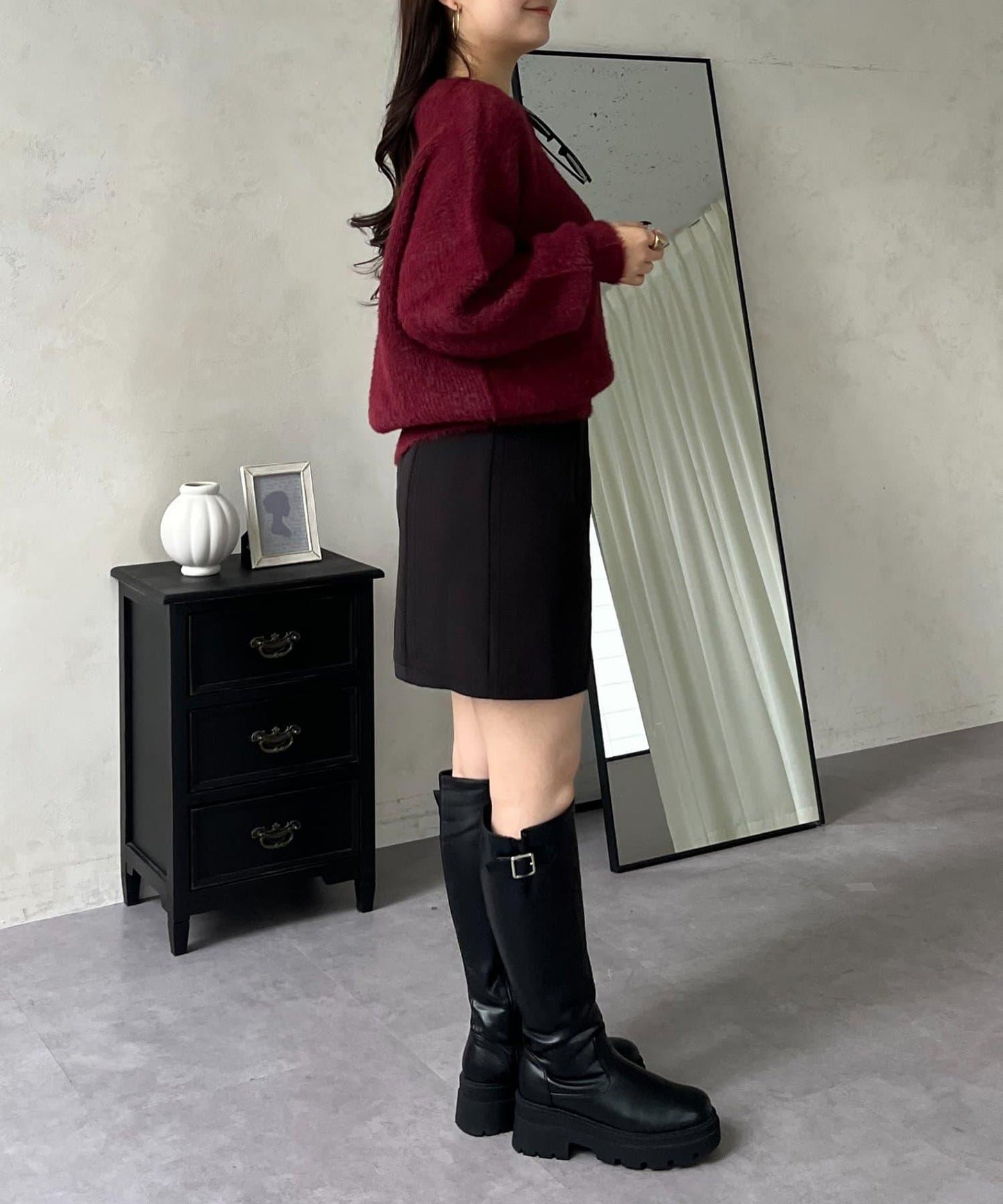 背部金屬裝飾船領長毛針織衫