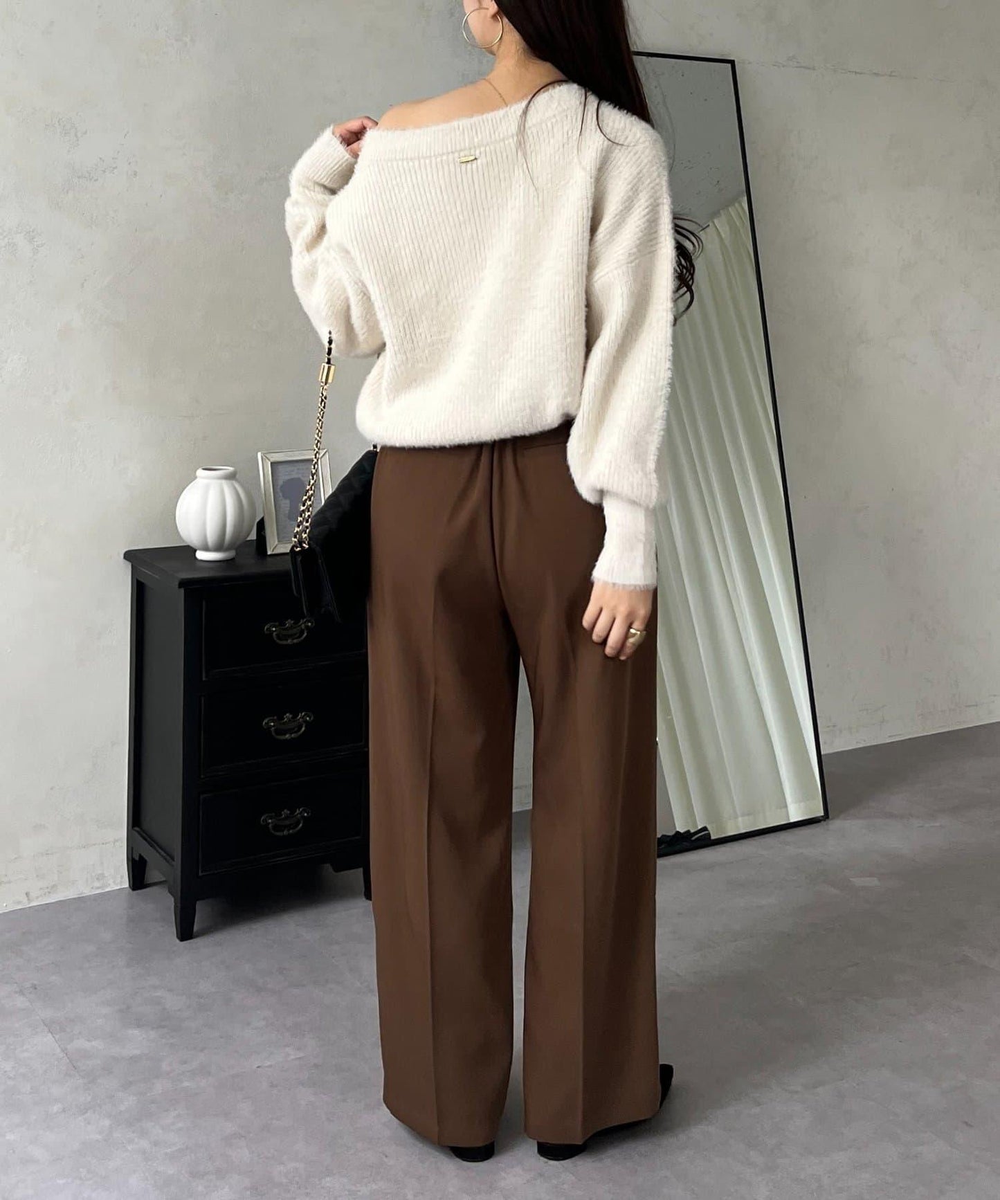 背部金屬裝飾船領長毛針織衫