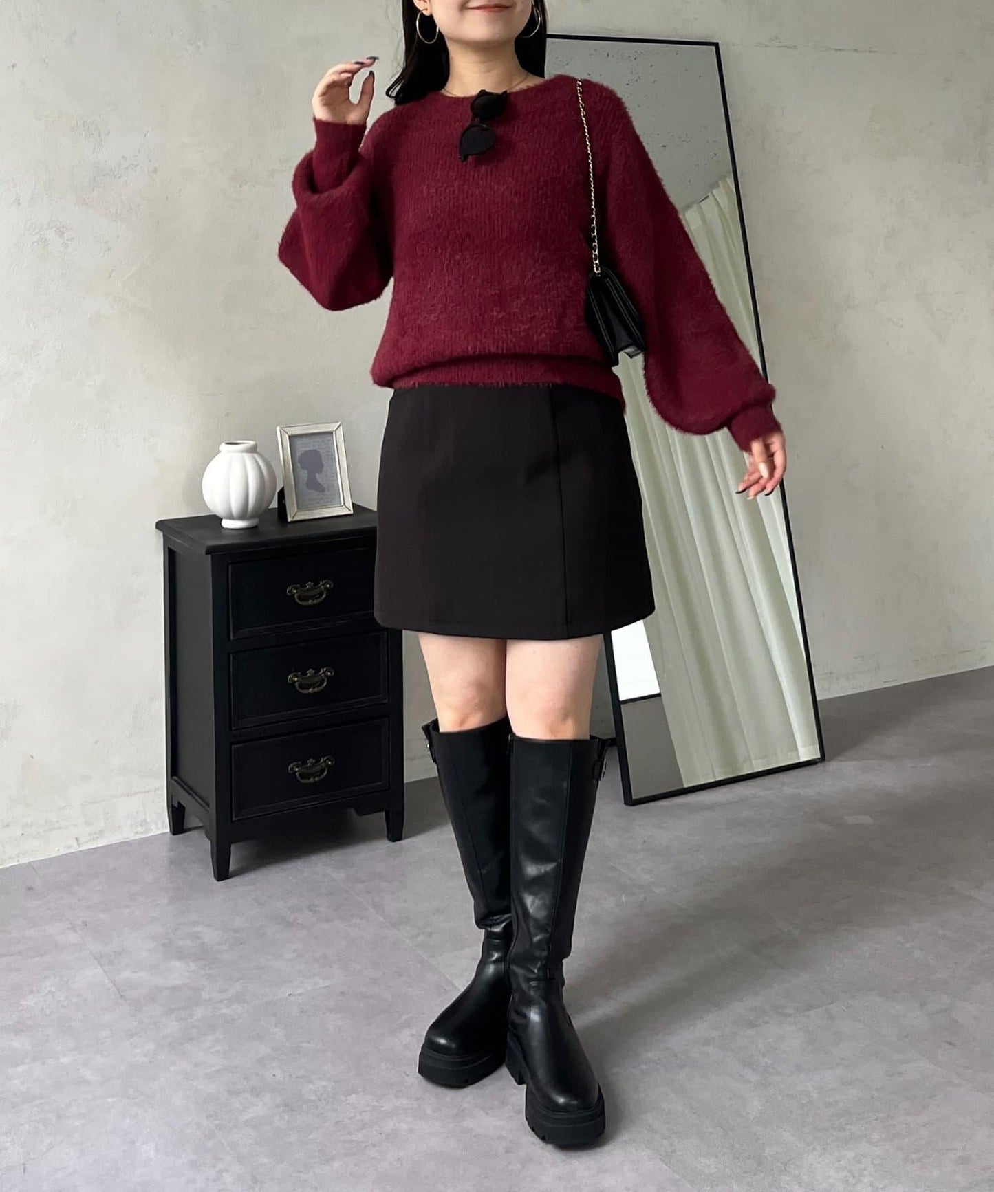 背部金屬裝飾船領長毛針織衫