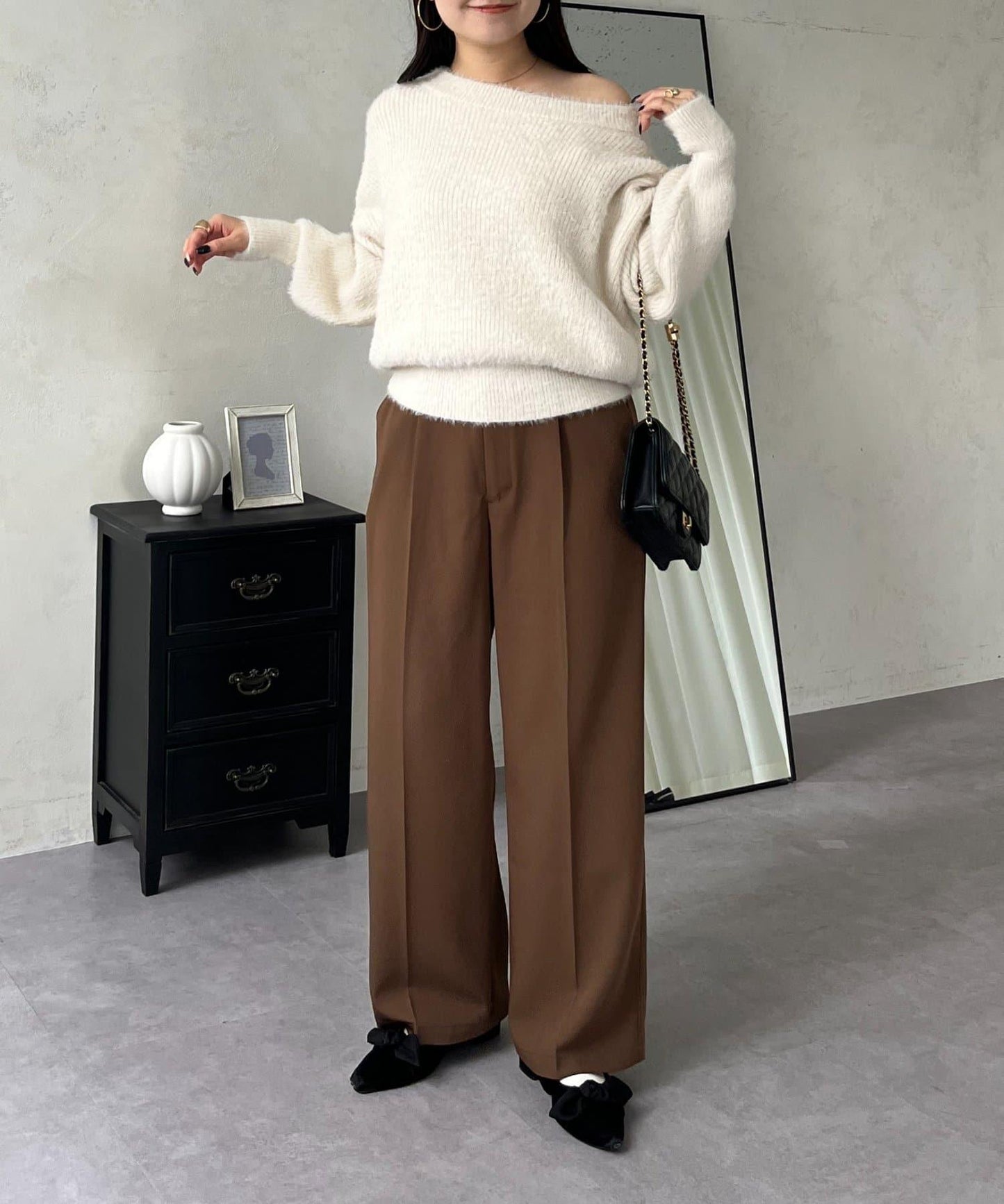 背部金屬裝飾船領長毛針織衫