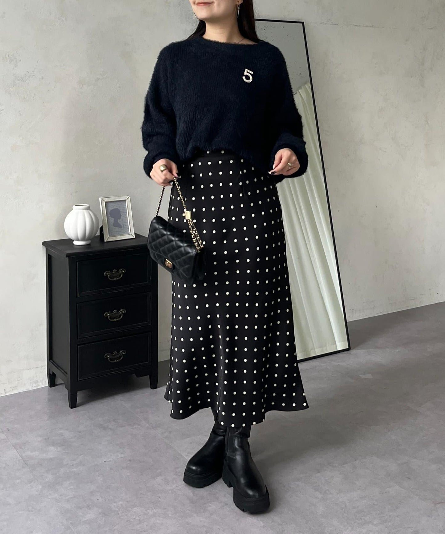 背部金屬裝飾船領長毛針織衫