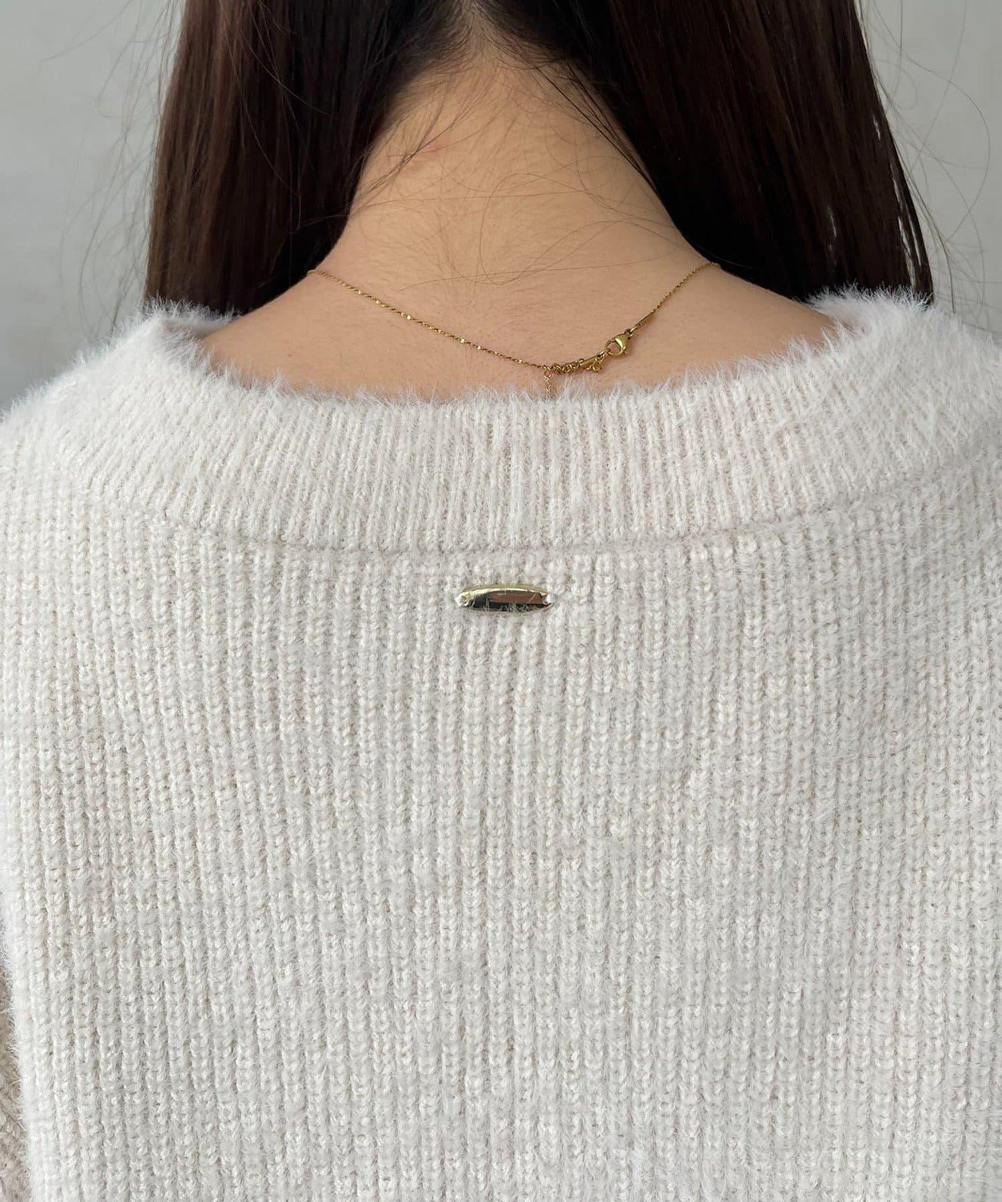 背部金屬裝飾船領長毛針織衫