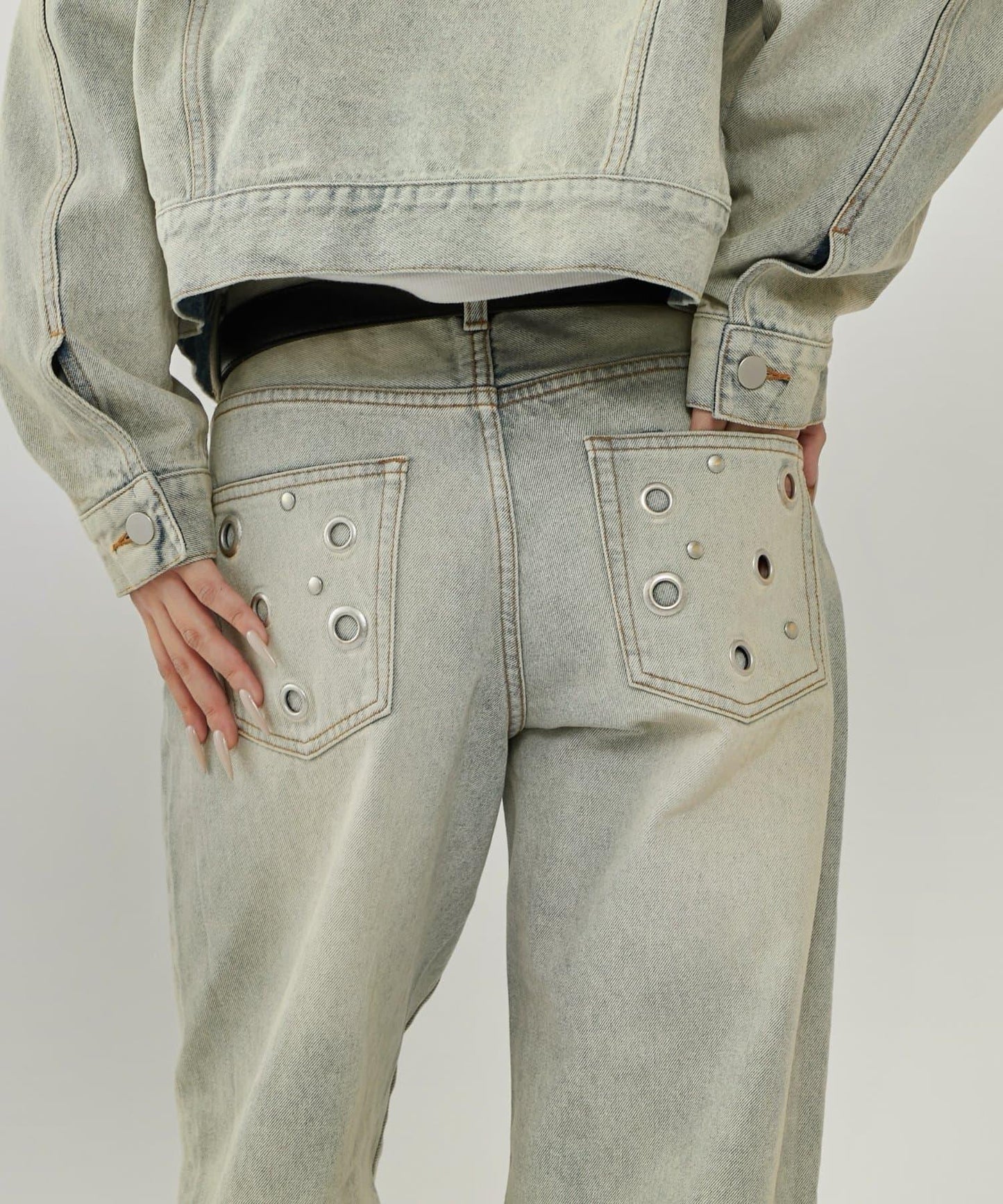 金屬孔眼高腰牛仔褲