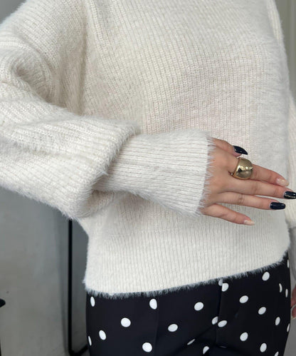 背部金屬裝飾船領長毛針織衫