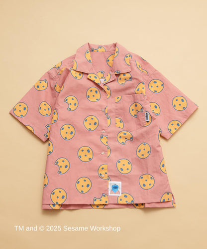 【SESAME STREET】防潑水聯名餅乾圖案短袖襯衫