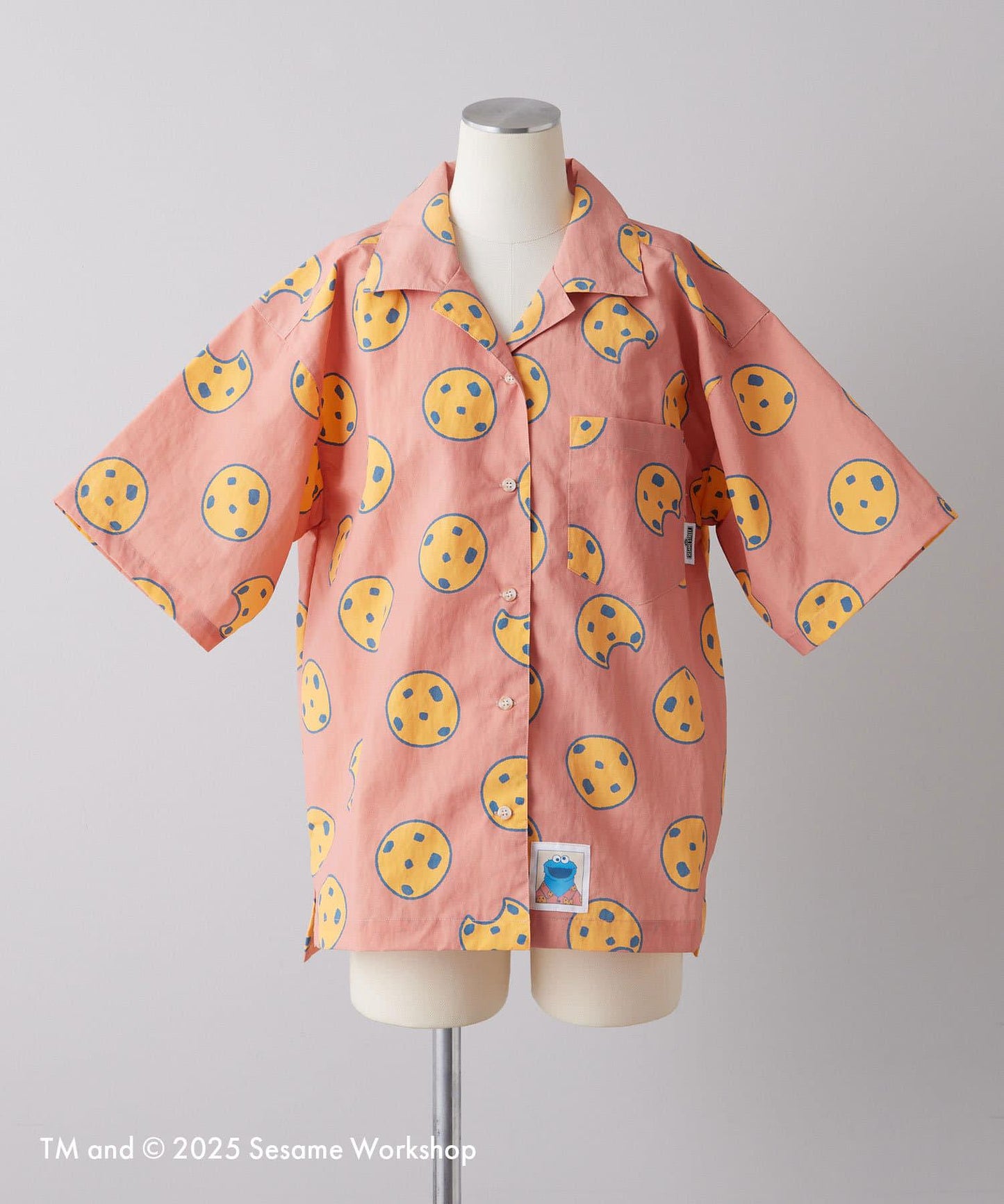 【SESAME STREET】防潑水聯名餅乾圖案短袖襯衫
