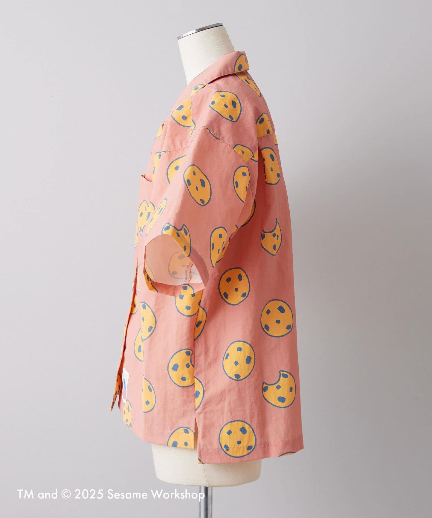 【SESAME STREET】防潑水聯名餅乾圖案短袖襯衫