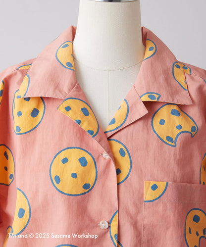 【SESAME STREET】防潑水聯名餅乾圖案短袖襯衫