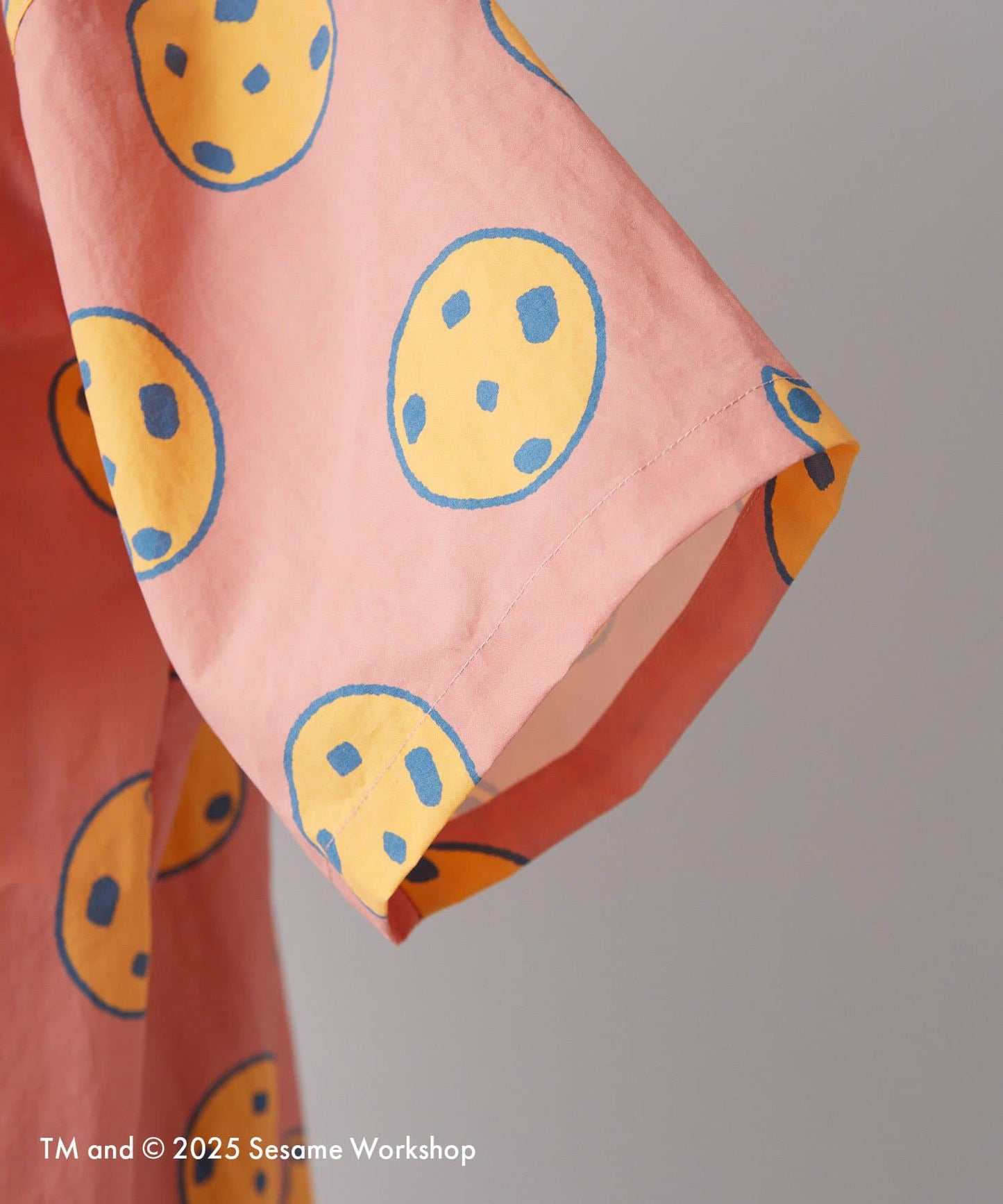 【SESAME STREET】防潑水聯名餅乾圖案短袖襯衫