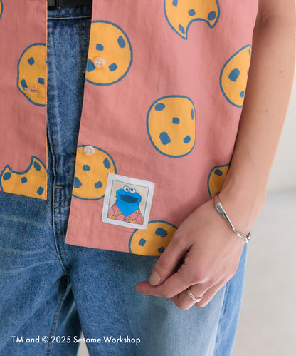 【SESAME STREET】防潑水聯名餅乾圖案短袖襯衫